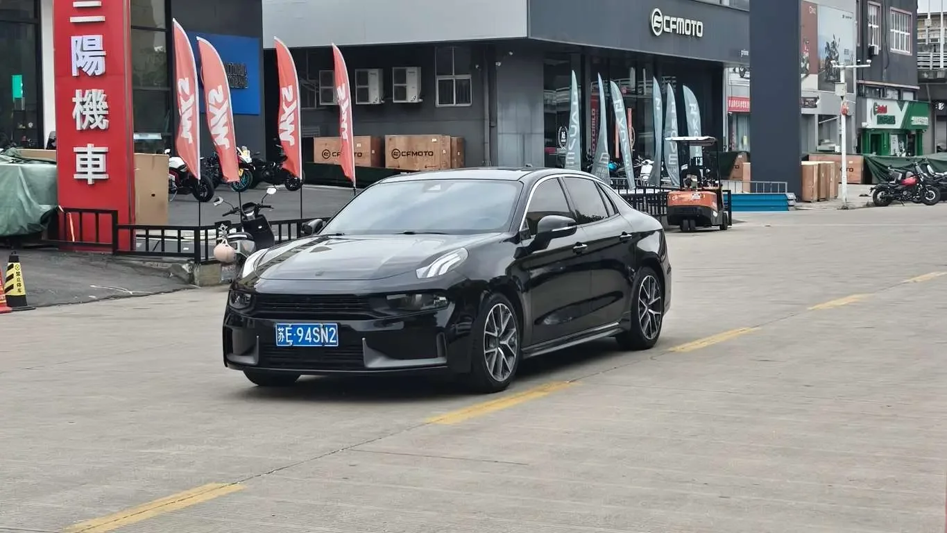 Lynk & Co 03