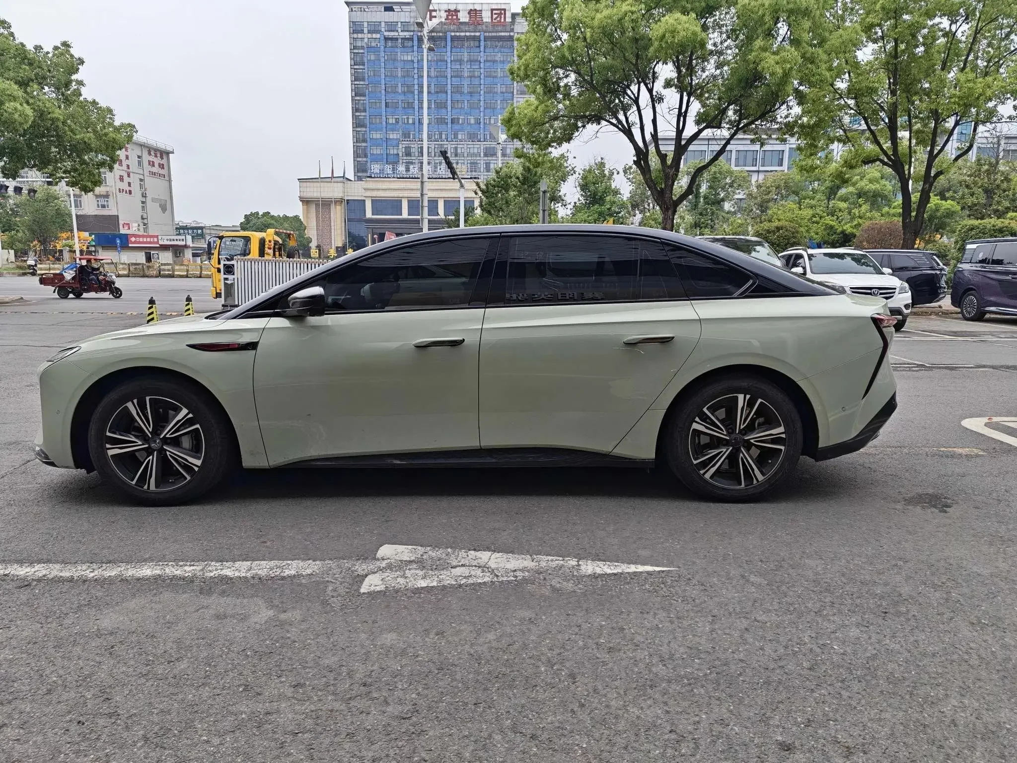Hongqi EH7
