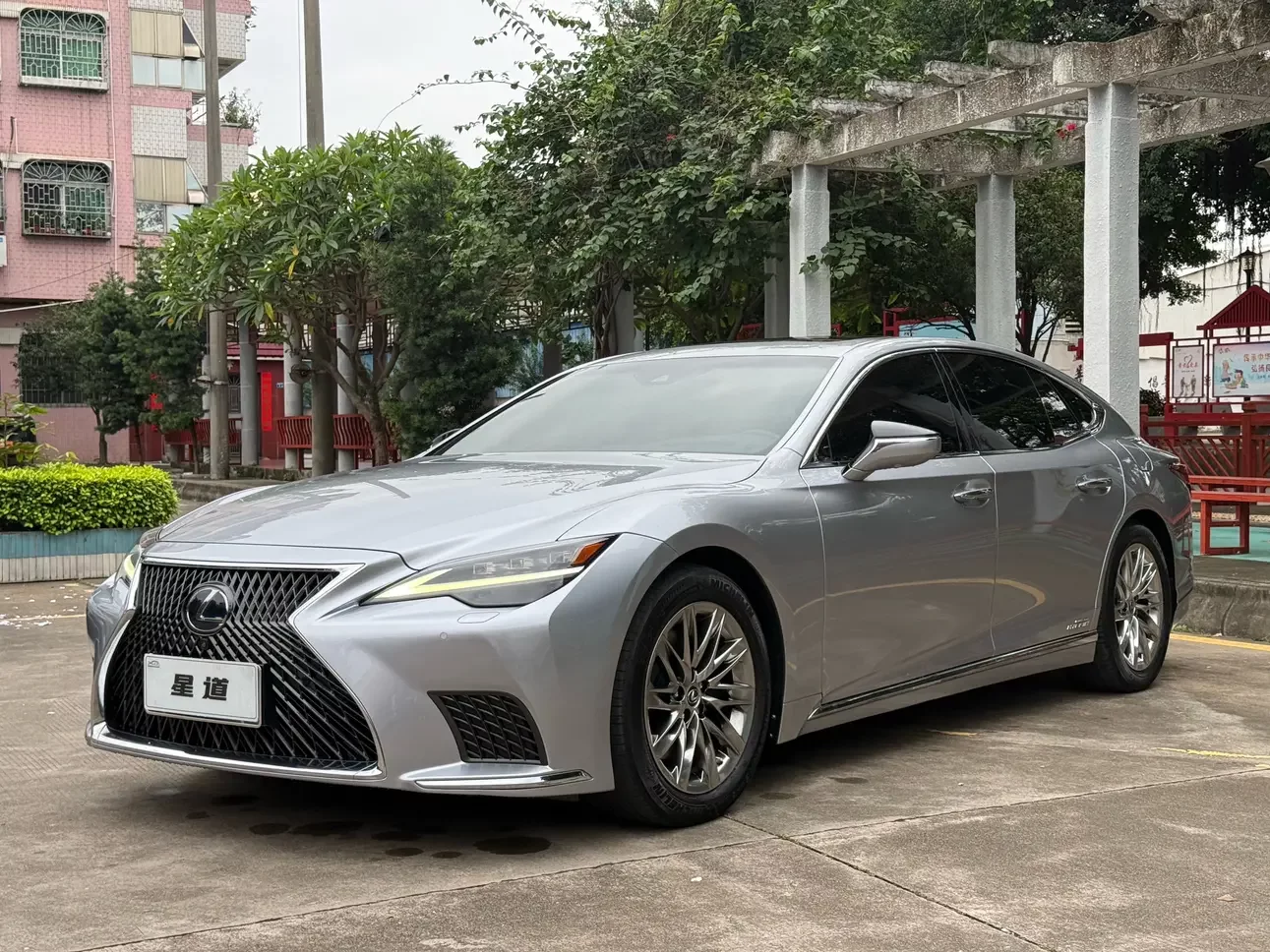 Lexus LS