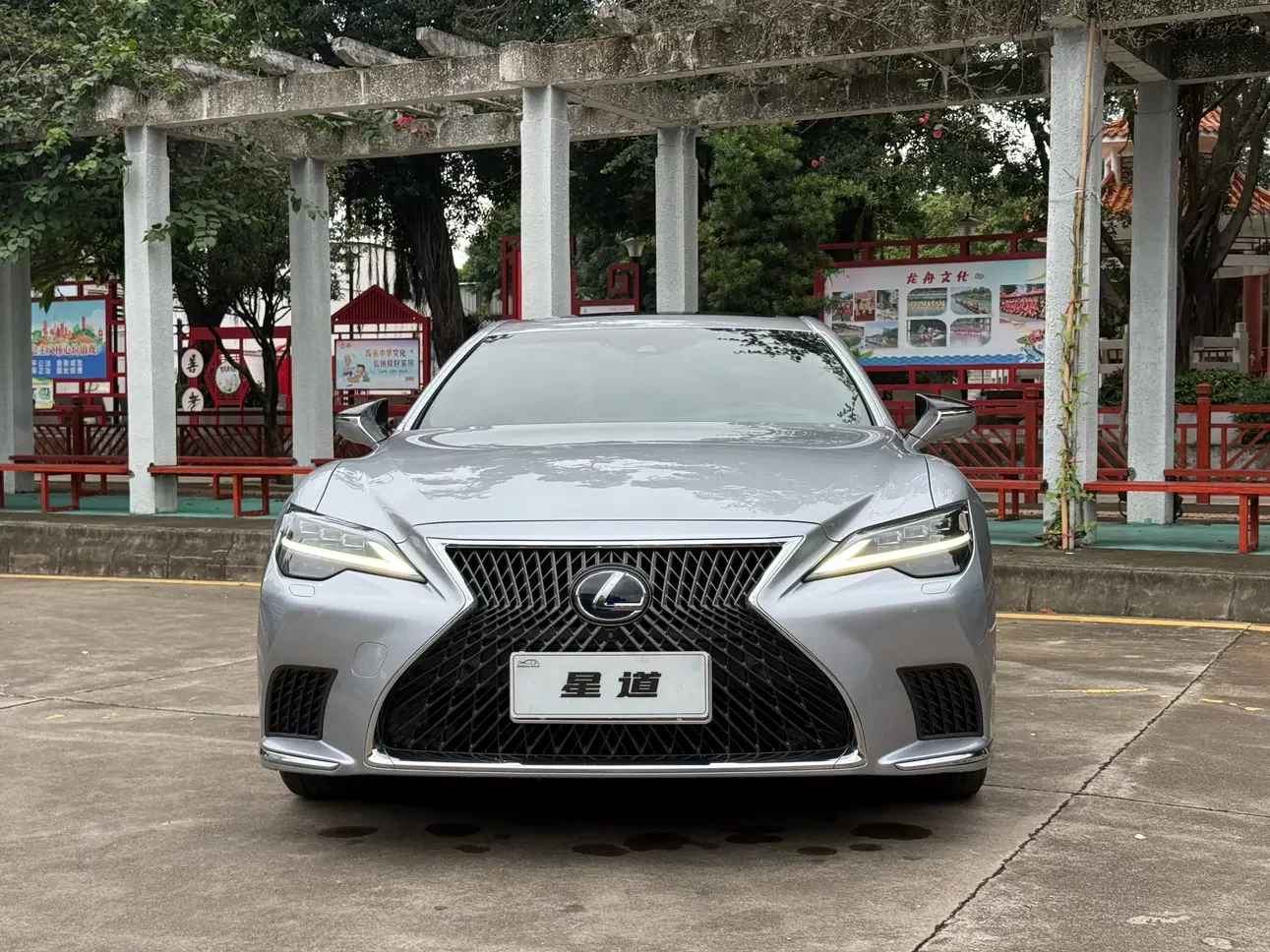 Lexus LS