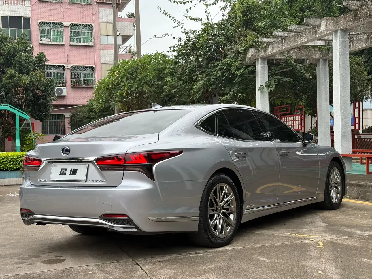 Lexus LS