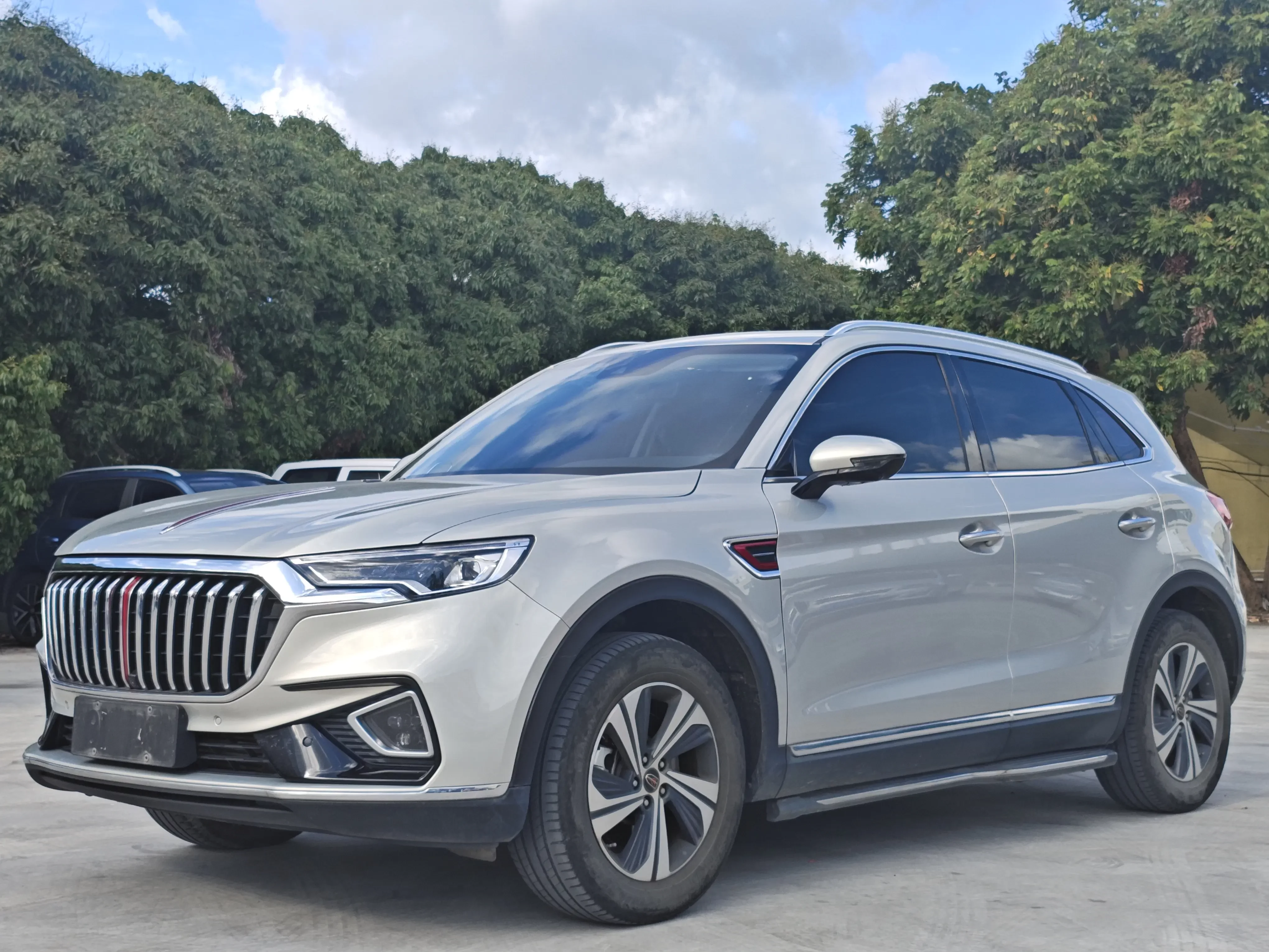 Hongqi HS5