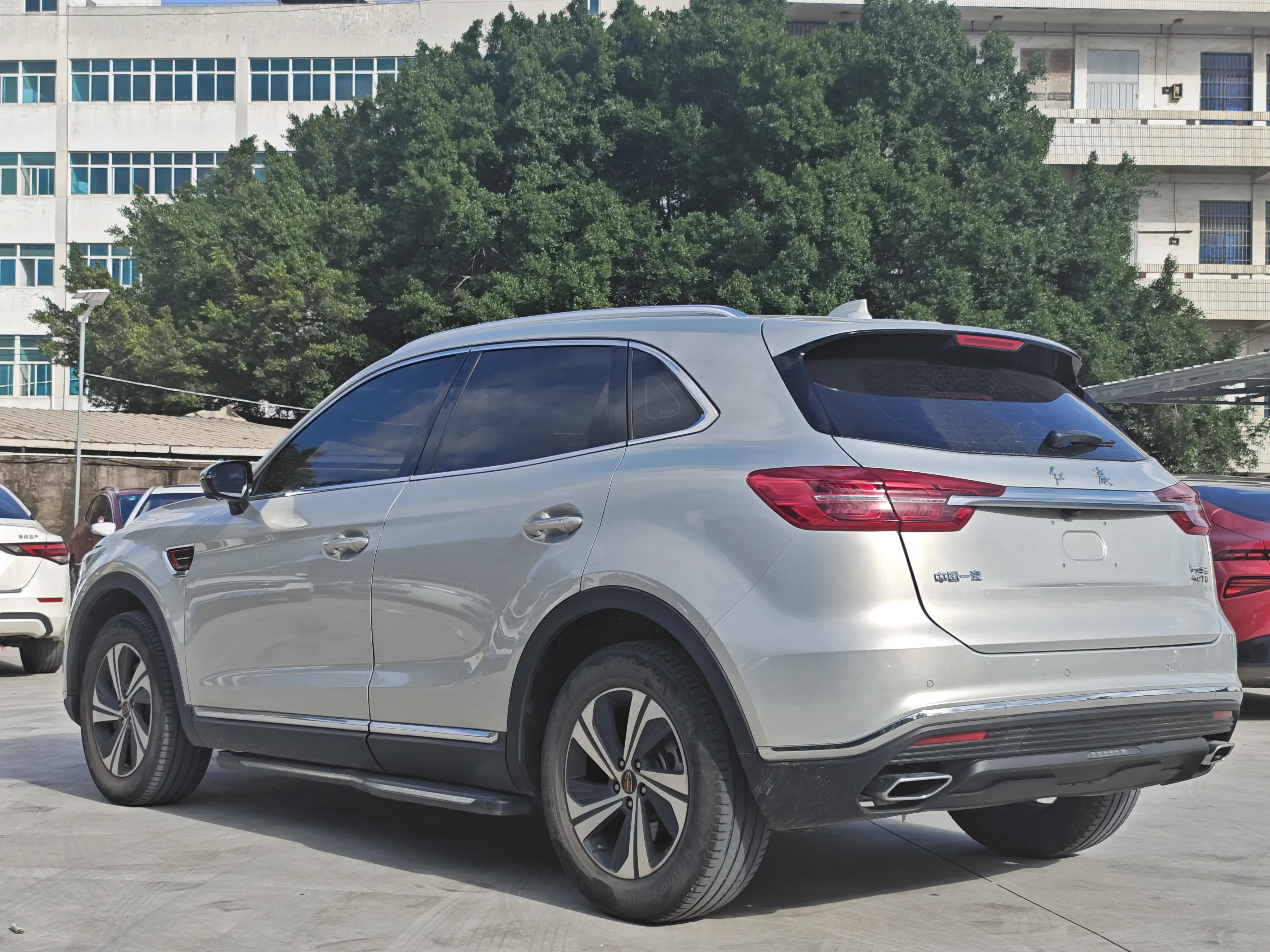 Hongqi HS5
