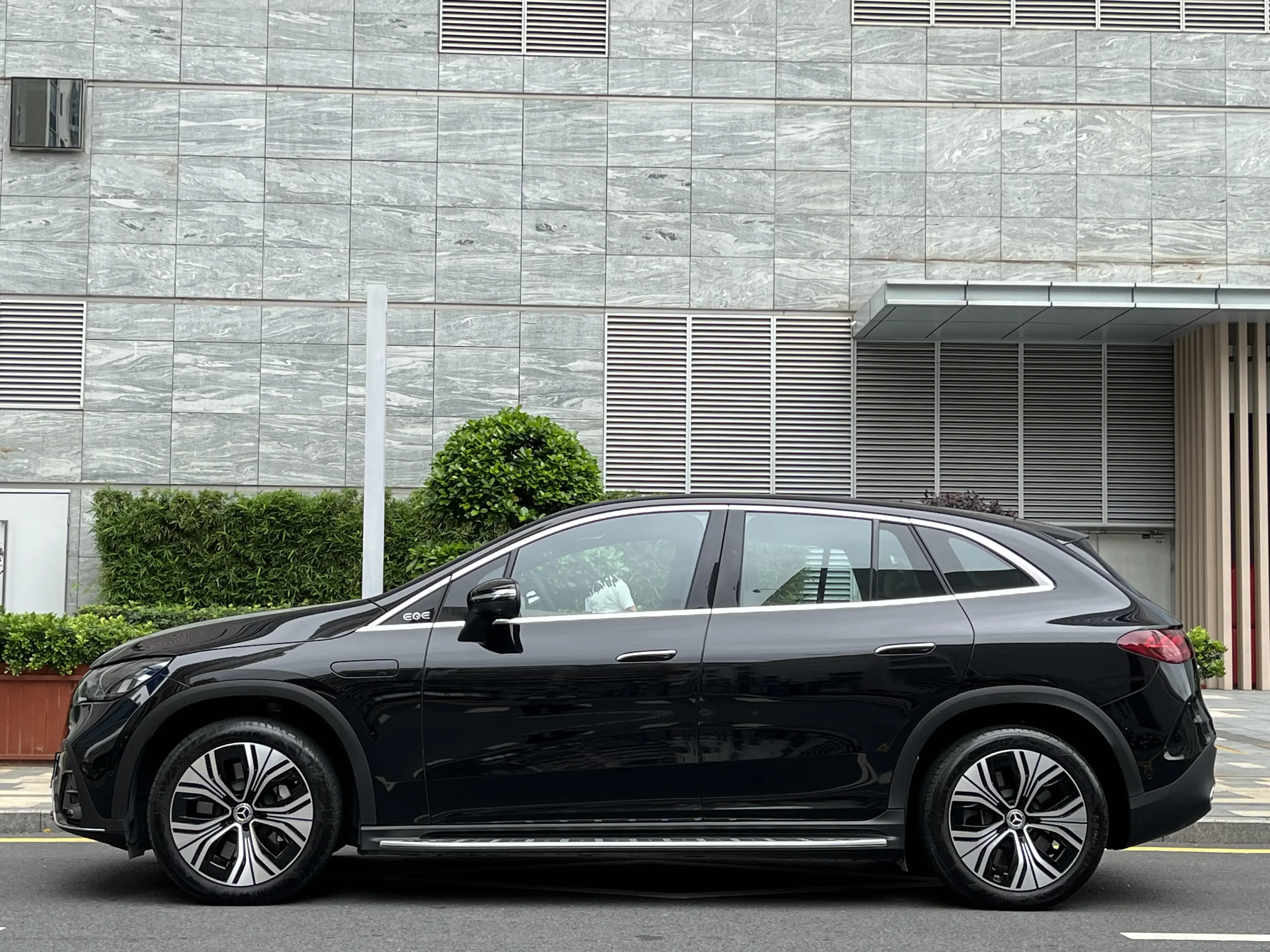 Mercedes-Benz EQE SUV