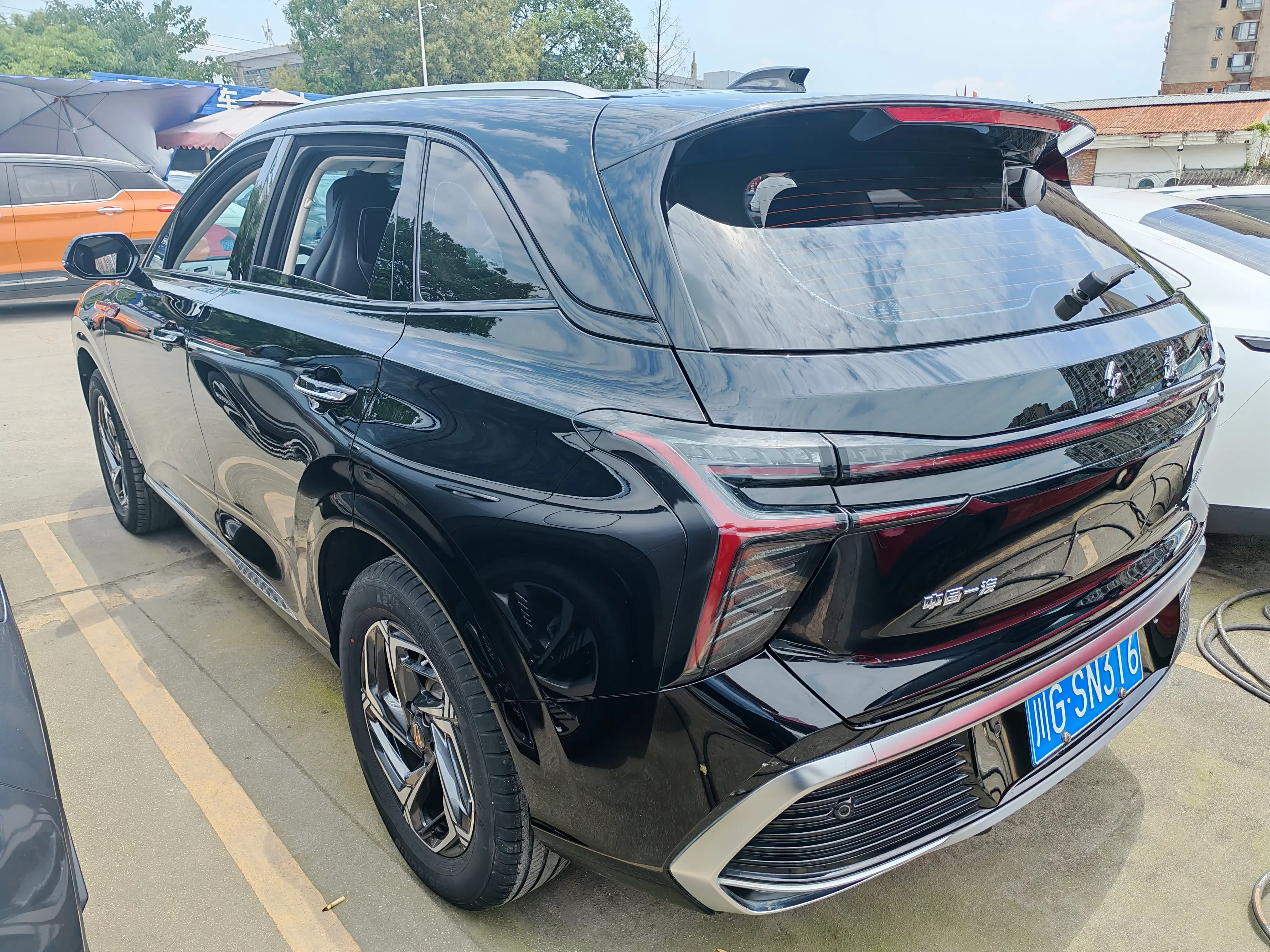 Hongqi HS3