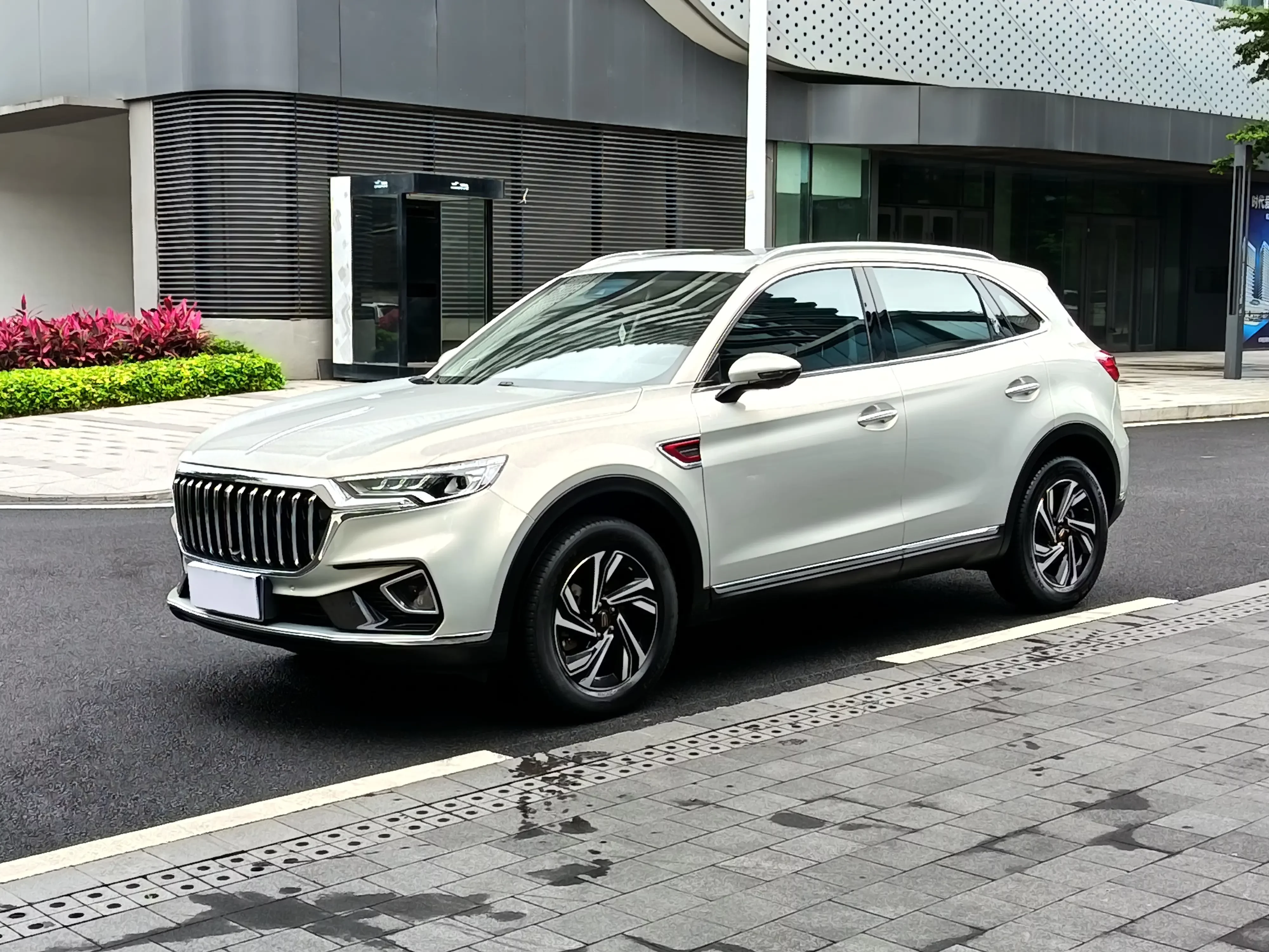 Hongqi HS5