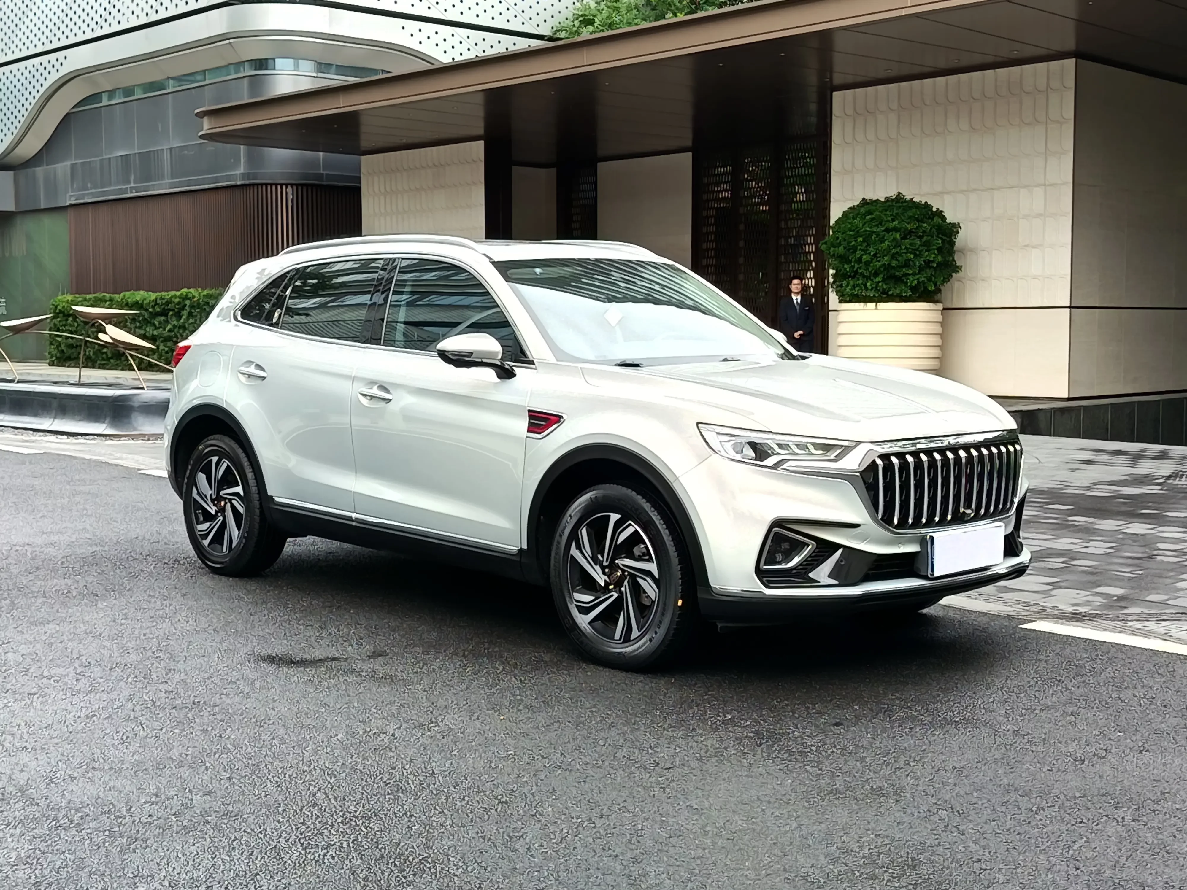 Hongqi HS5