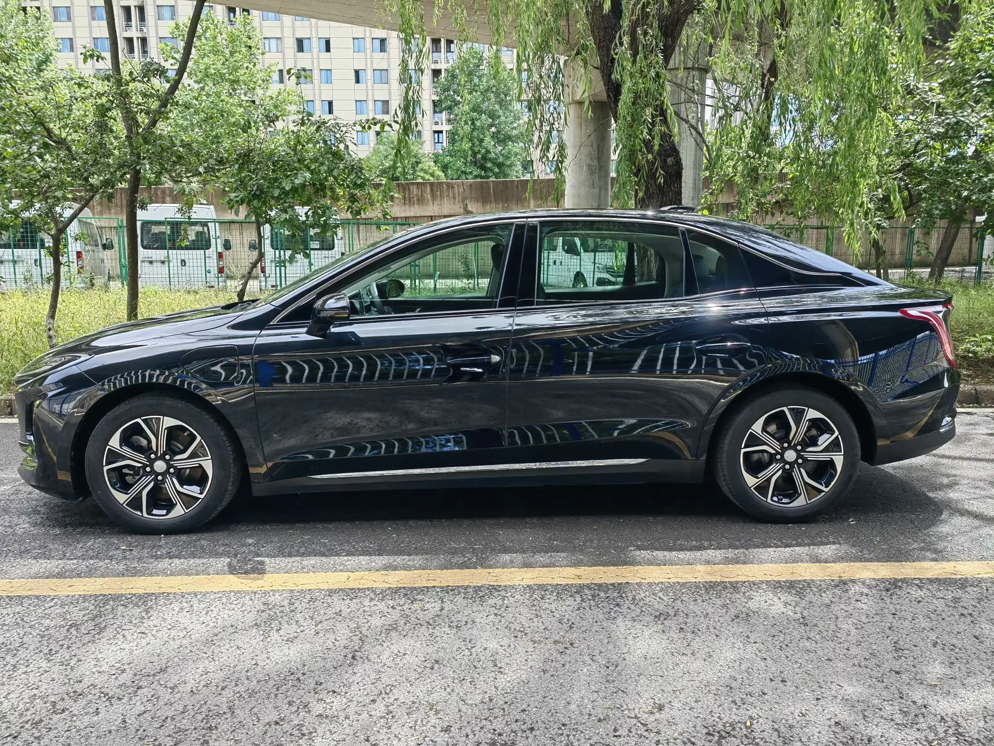 Hongqi E-QM5