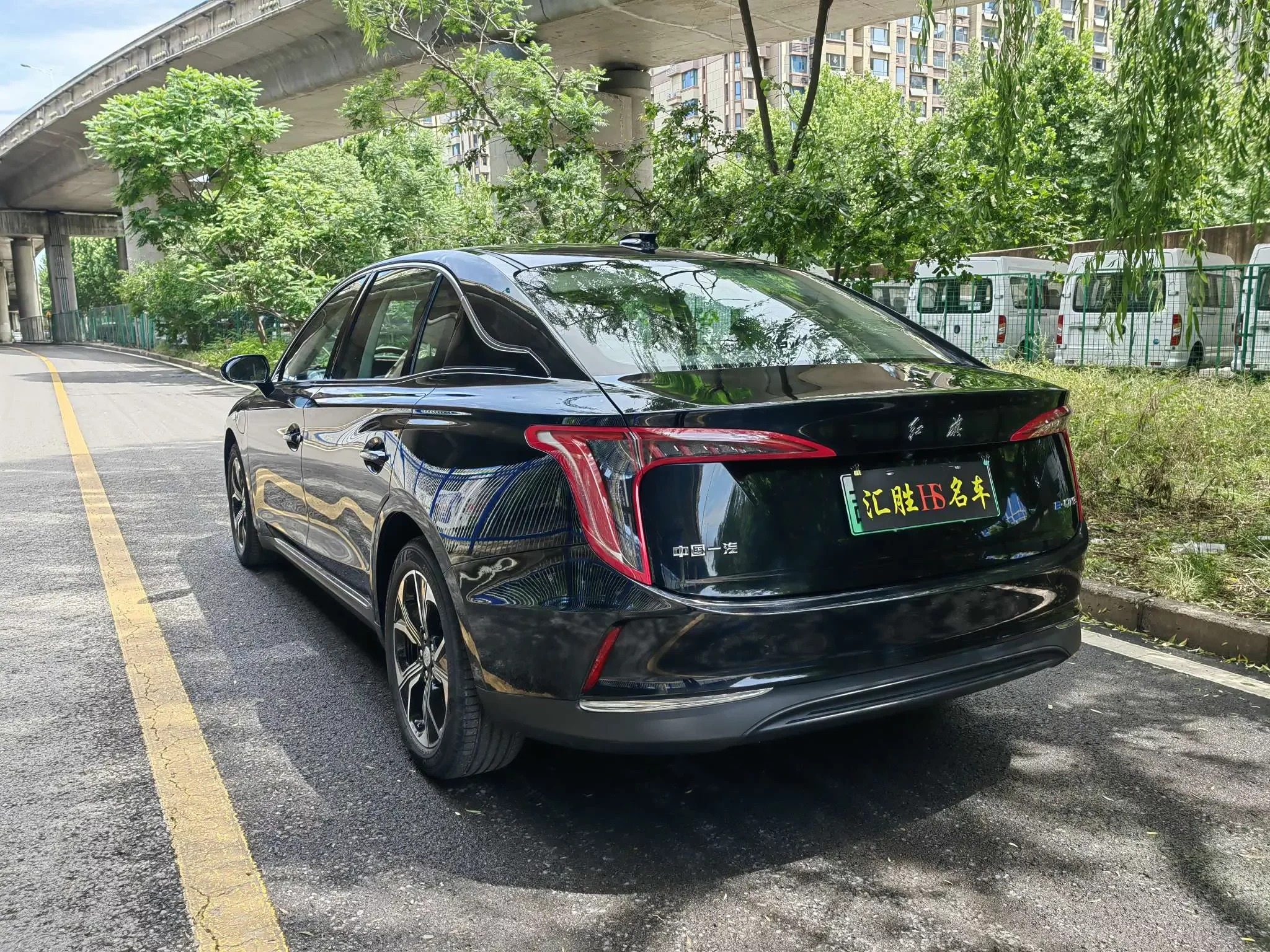 Hongqi E-QM5