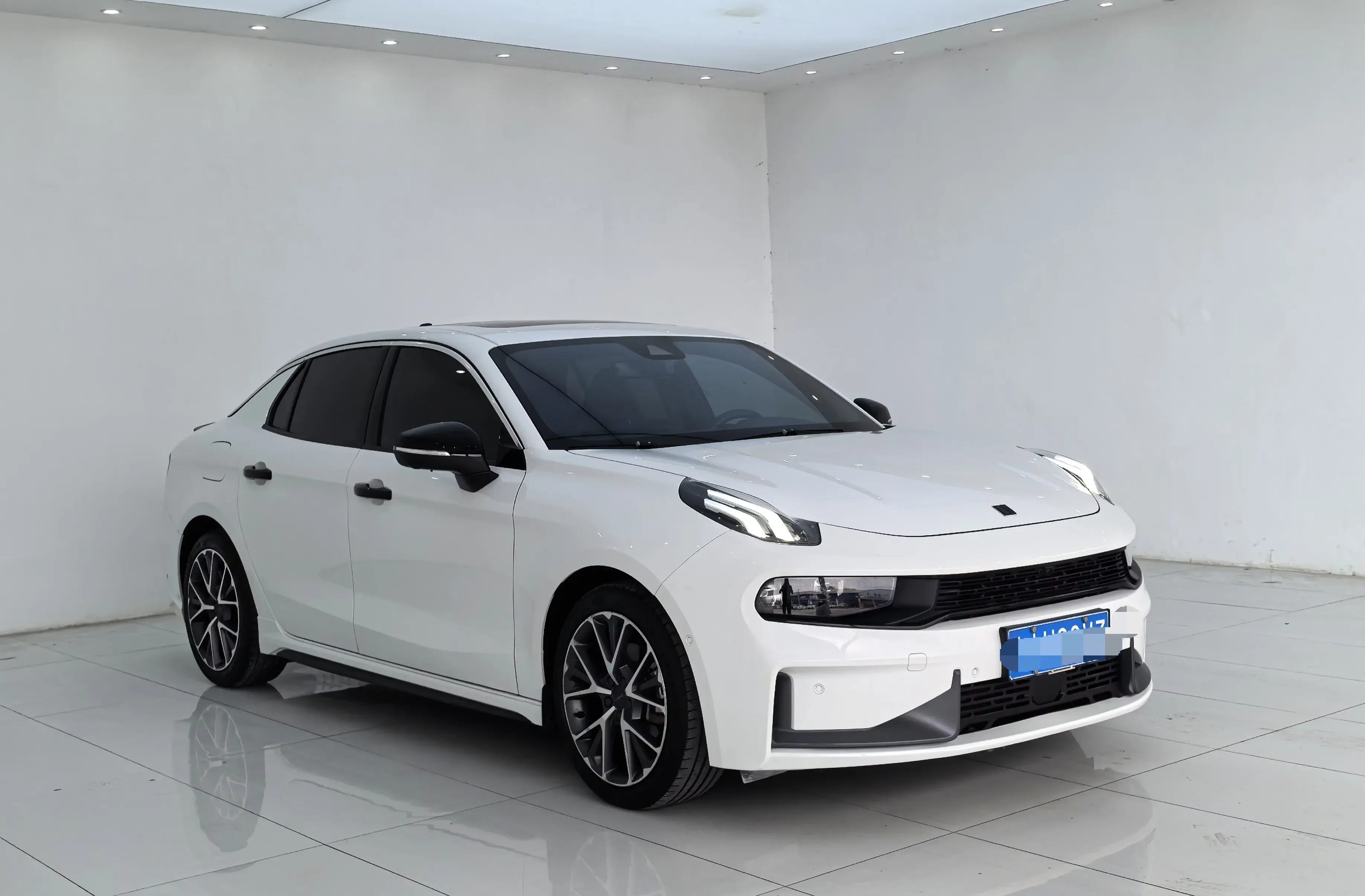 Lynk & Co 03