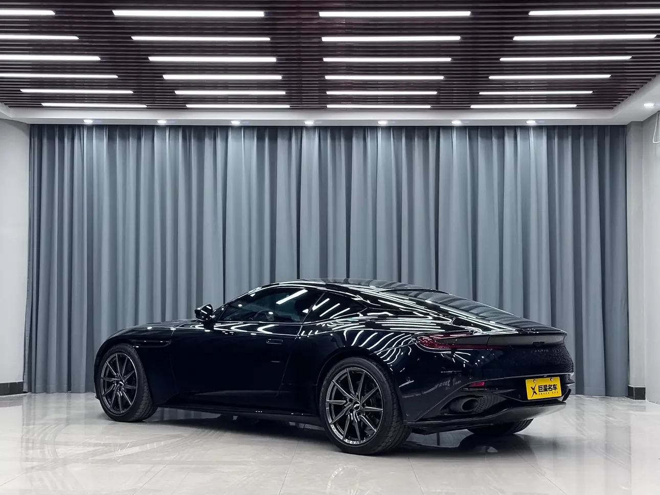 Aston Martin DB11