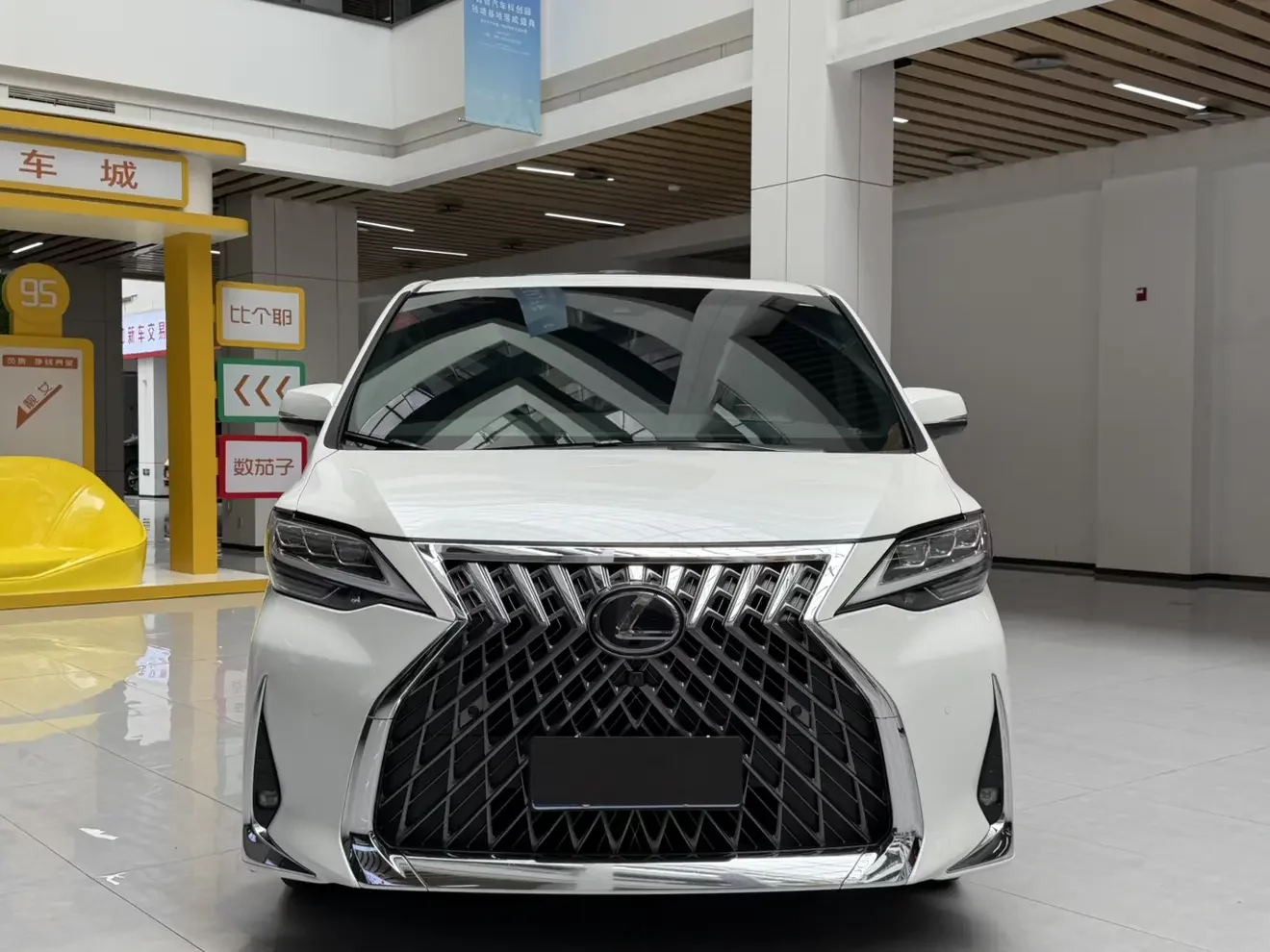 Lexus LM