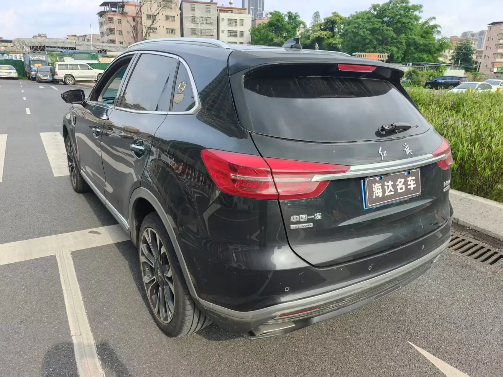 Hongqi HS5