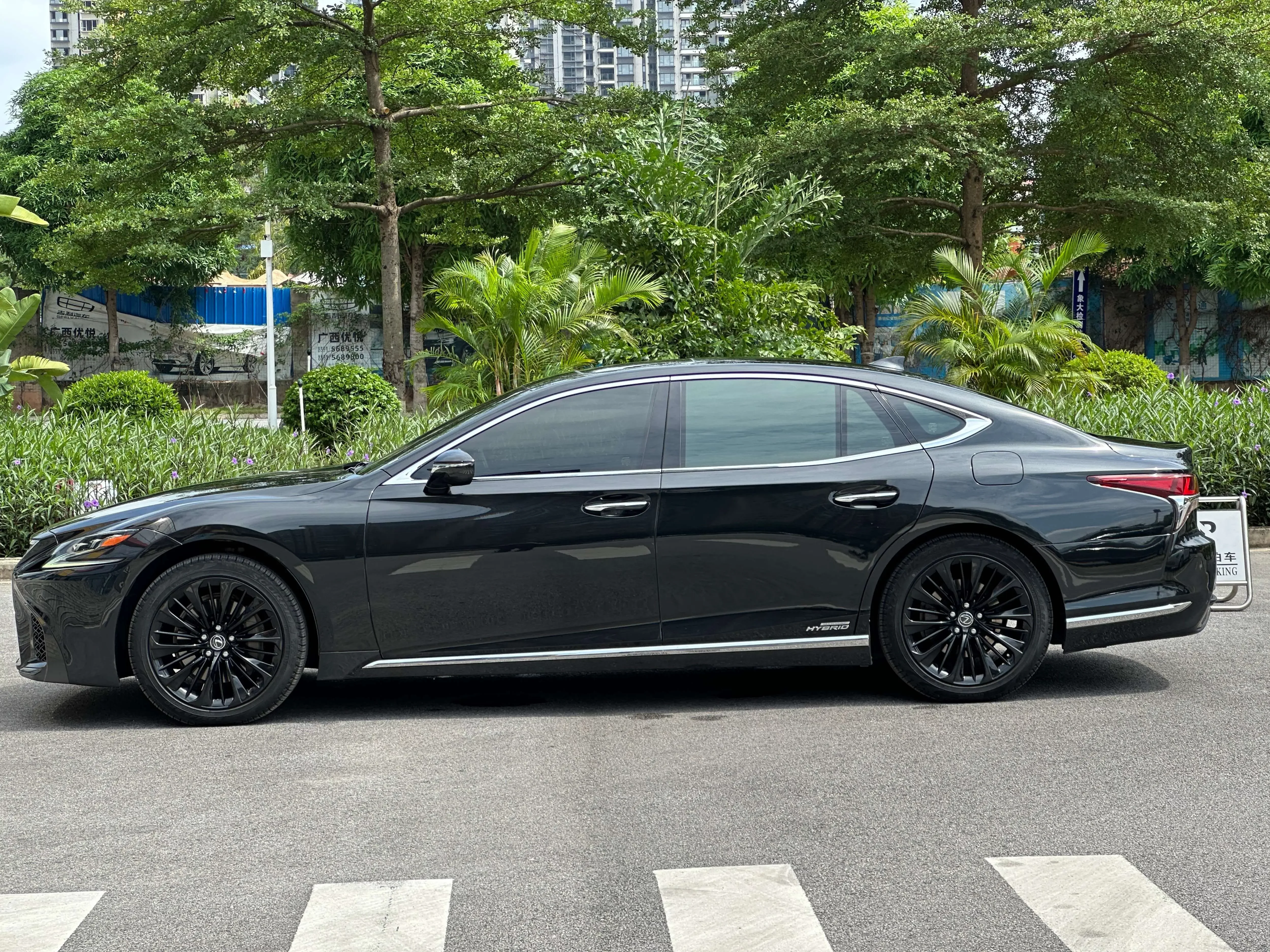 Lexus LS