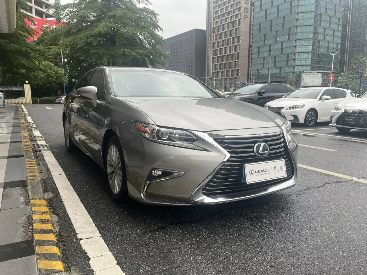 Lexus ES