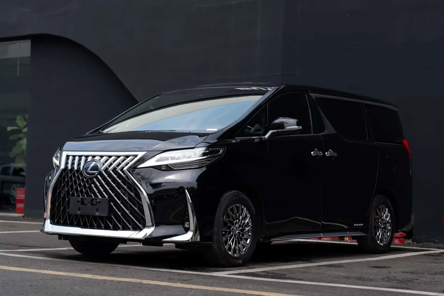 Lexus LM