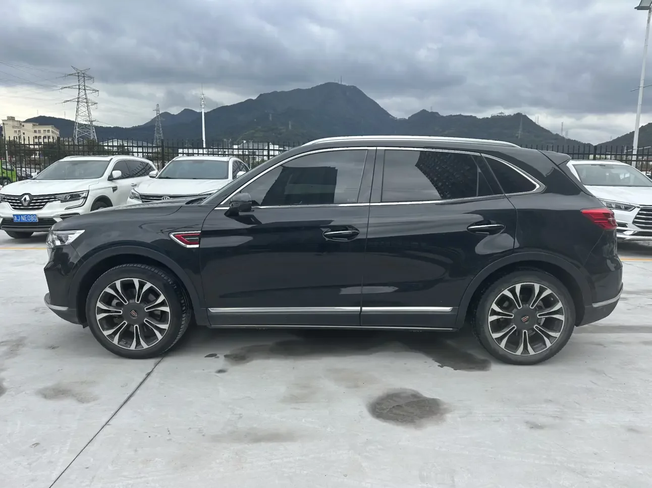 Hongqi HS5