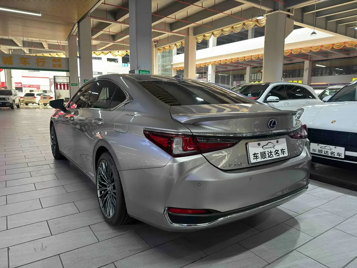 Lexus ES