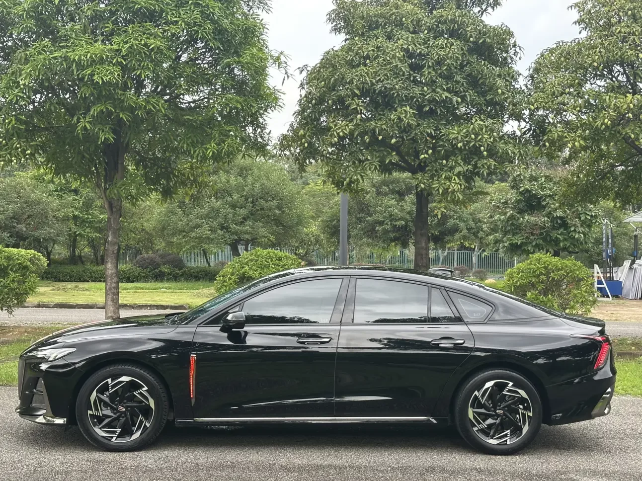 Hongqi H6