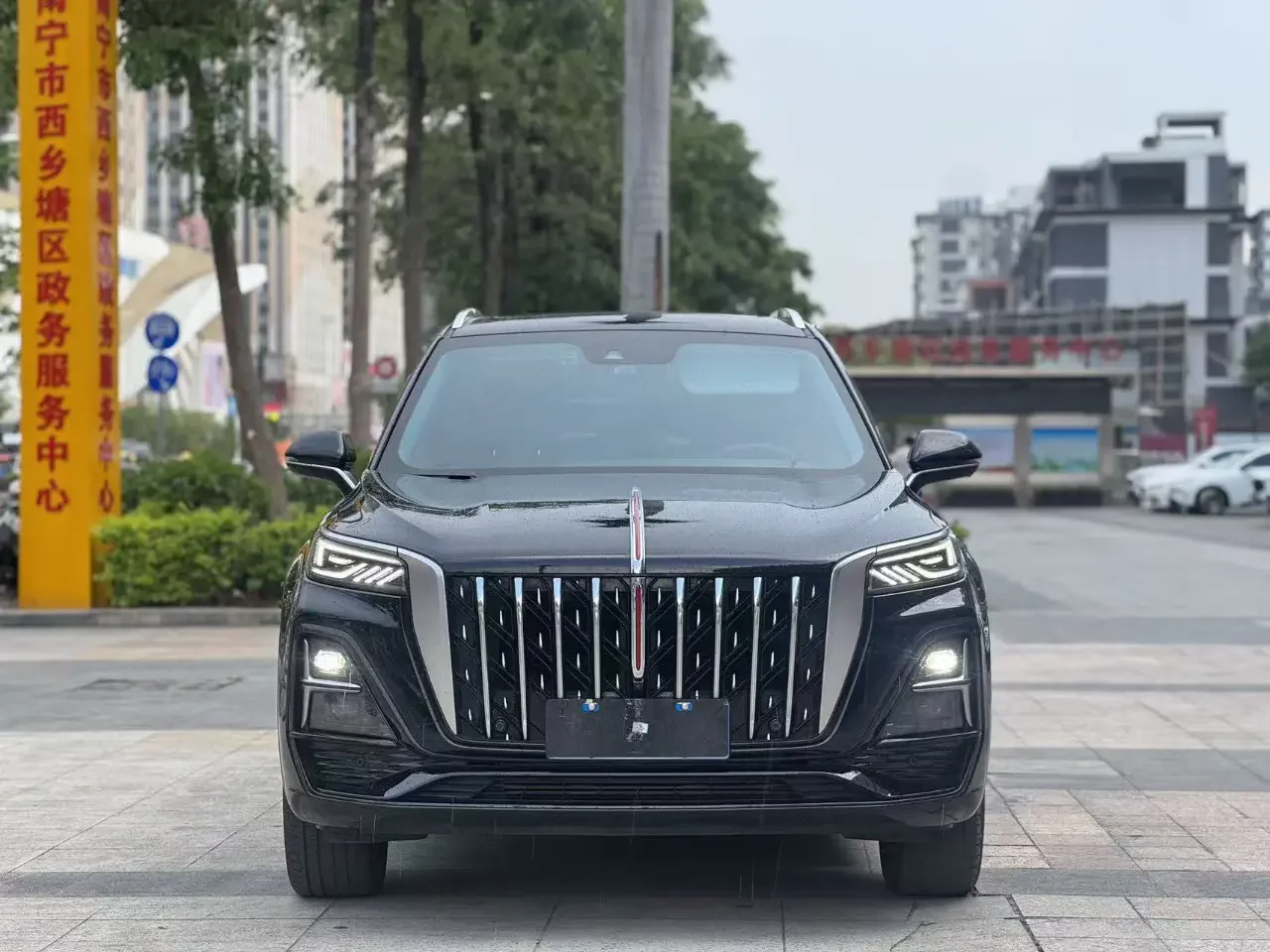 Hongqi HS5