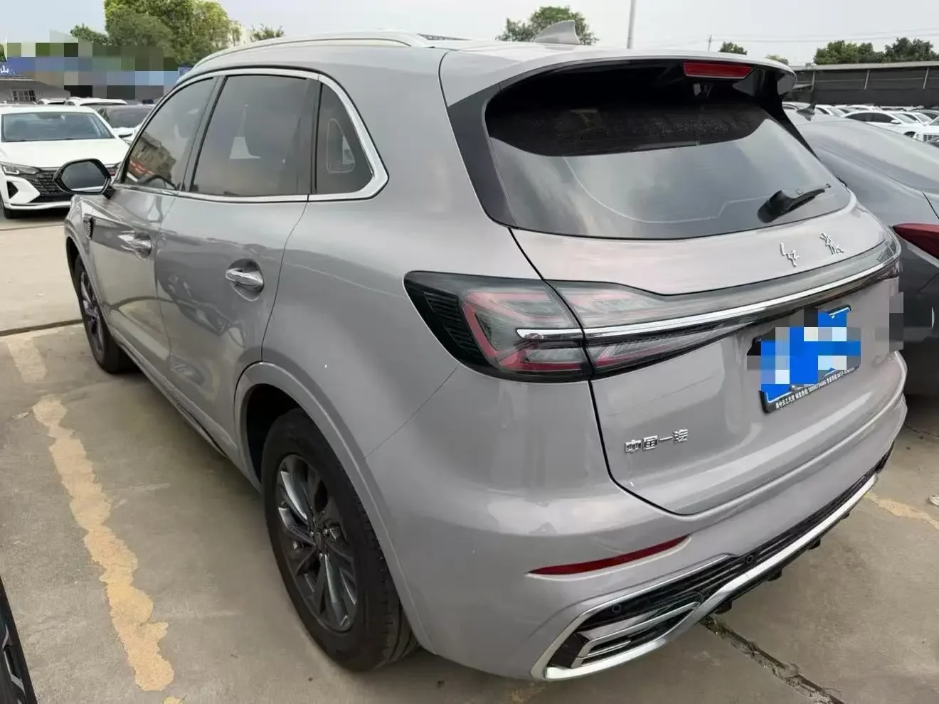 Hongqi HS5