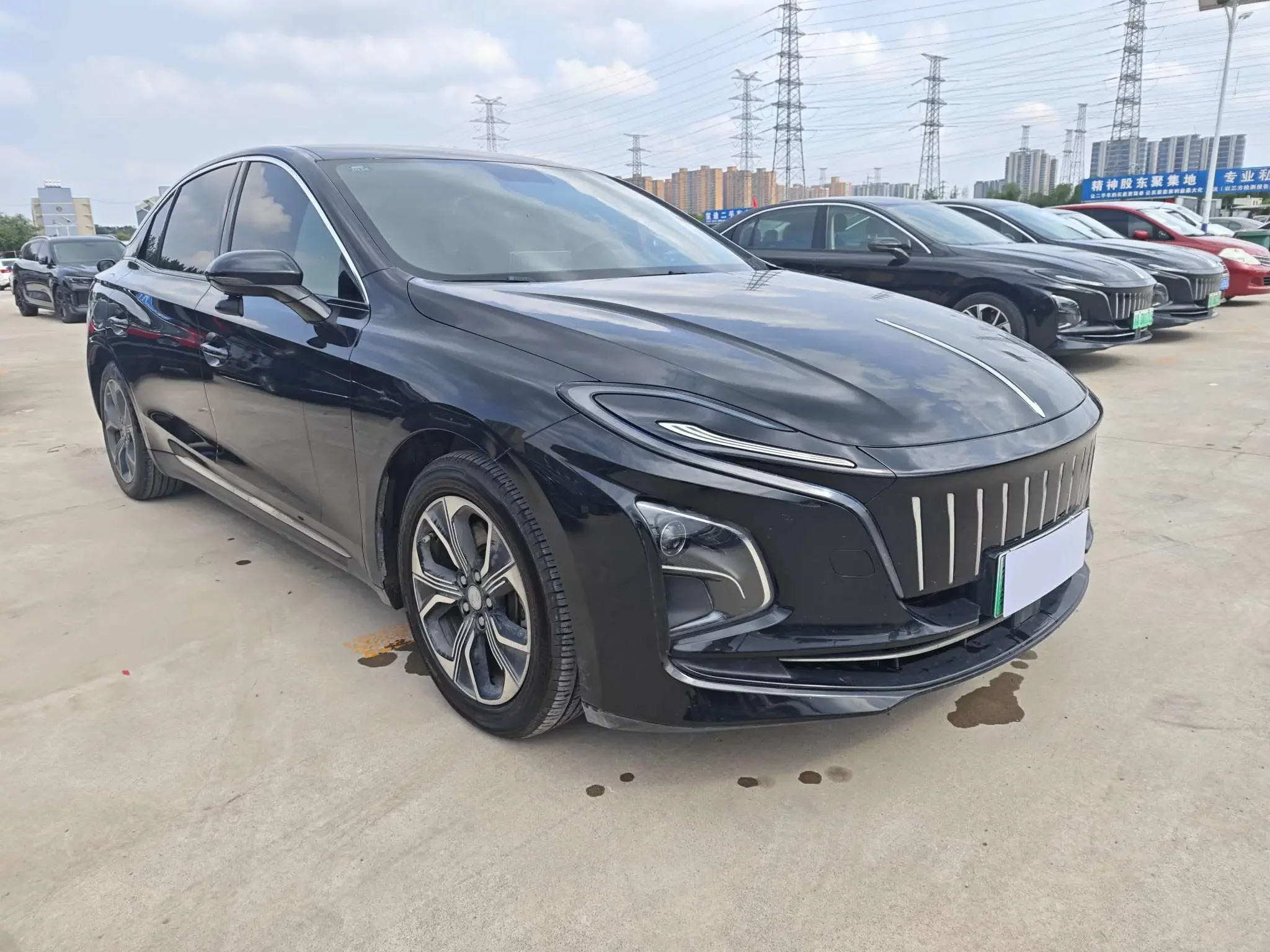 Hongqi E-QM5