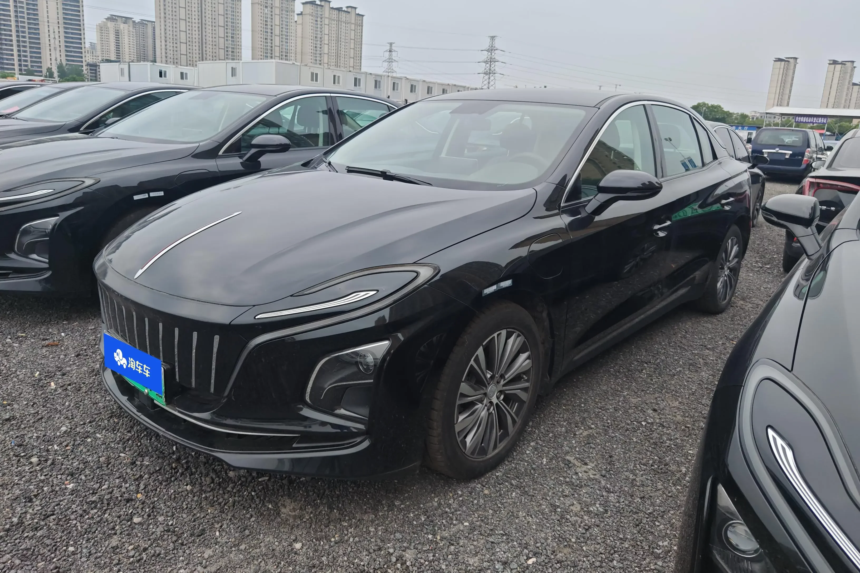 Hongqi E-QM5