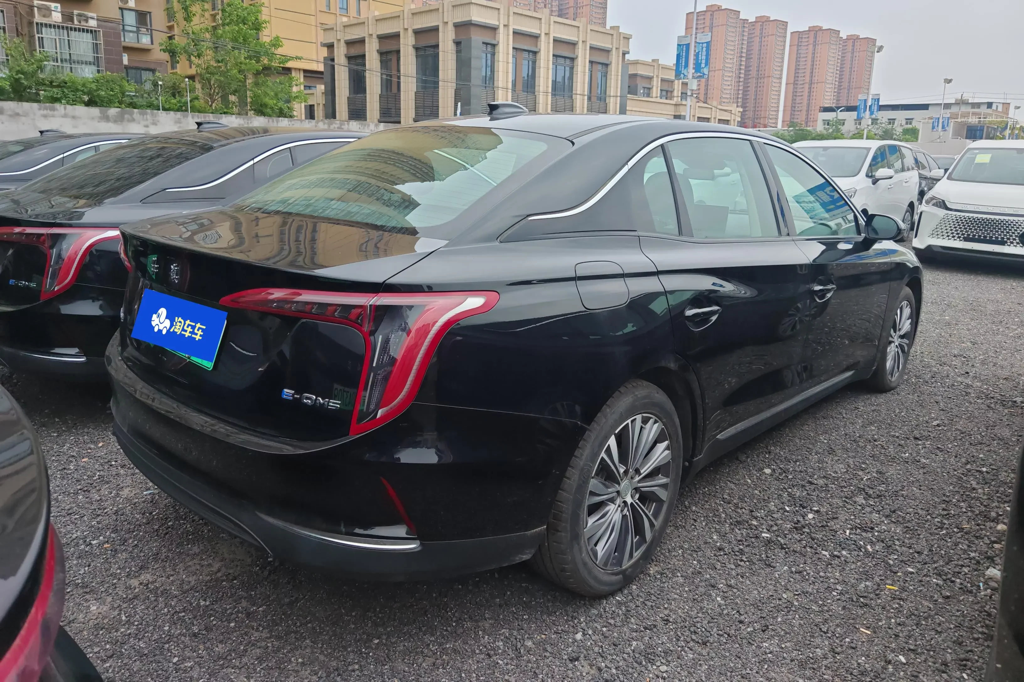 Hongqi E-QM5