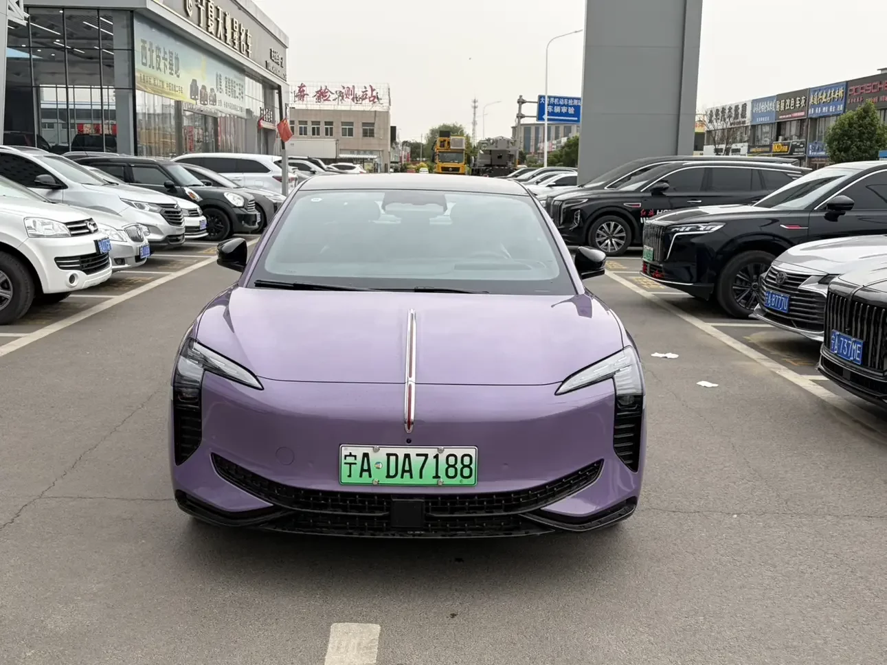 Hongqi EH7