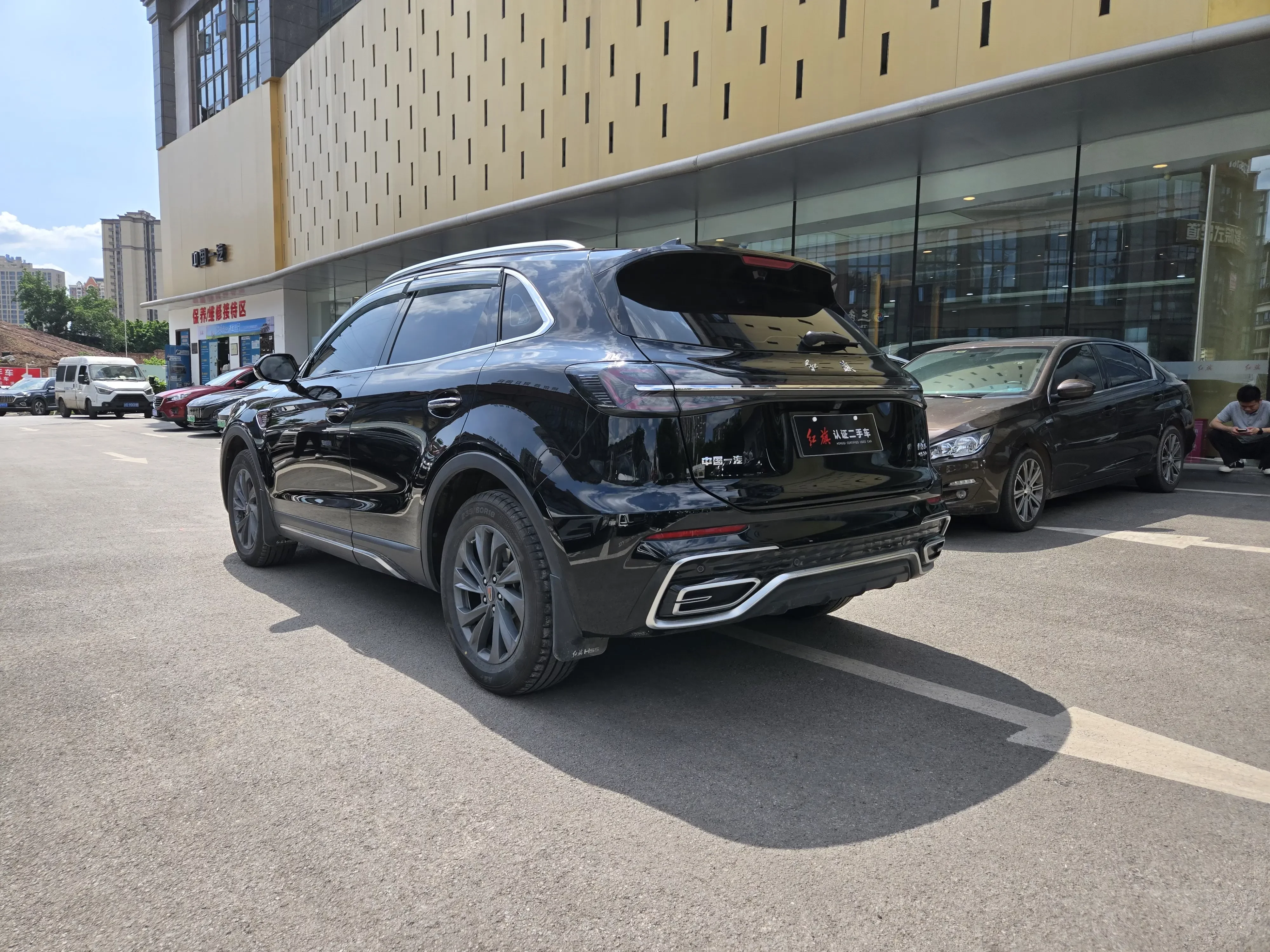 Hongqi HS5