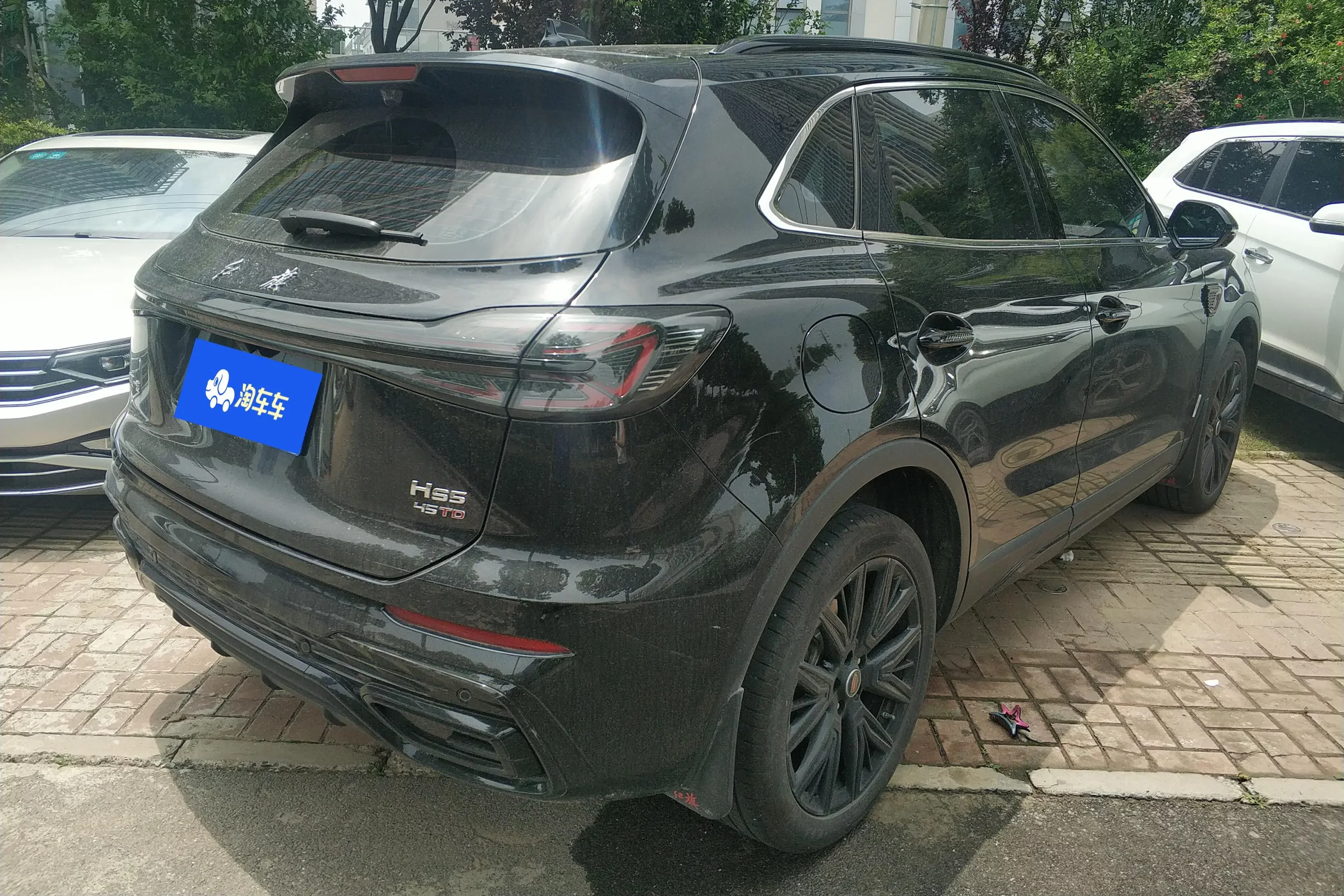 Hongqi HS5