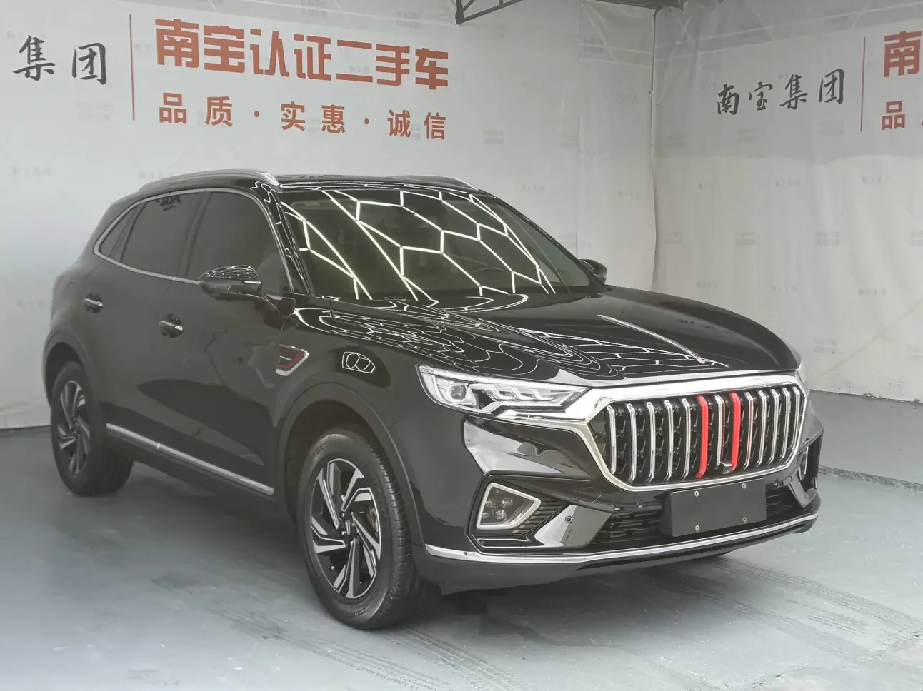 Hongqi HS5