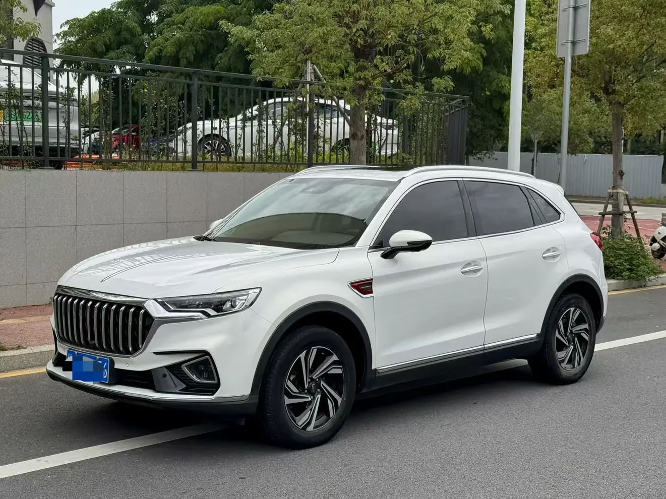 Hongqi HS5