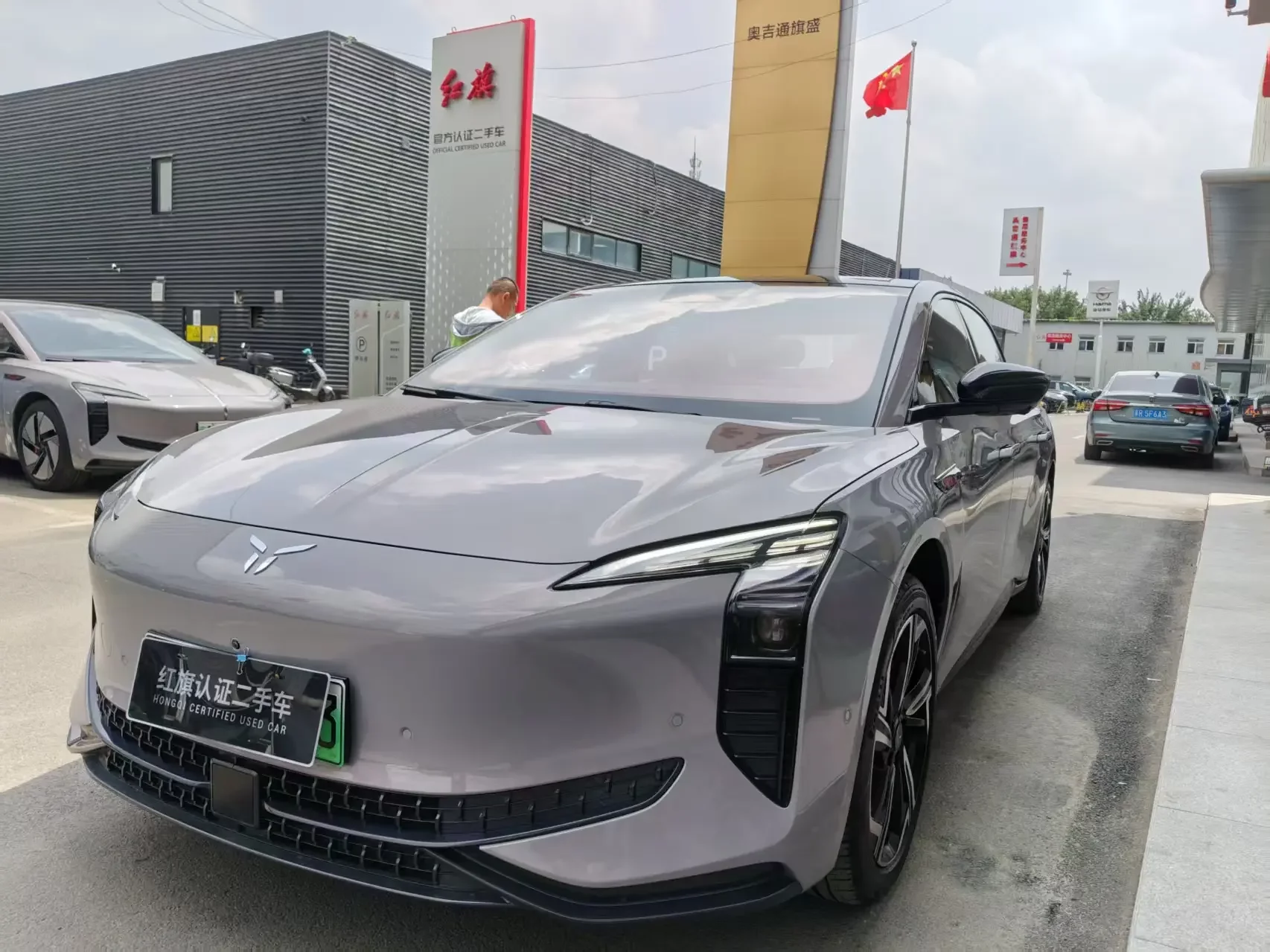 Hongqi EH7