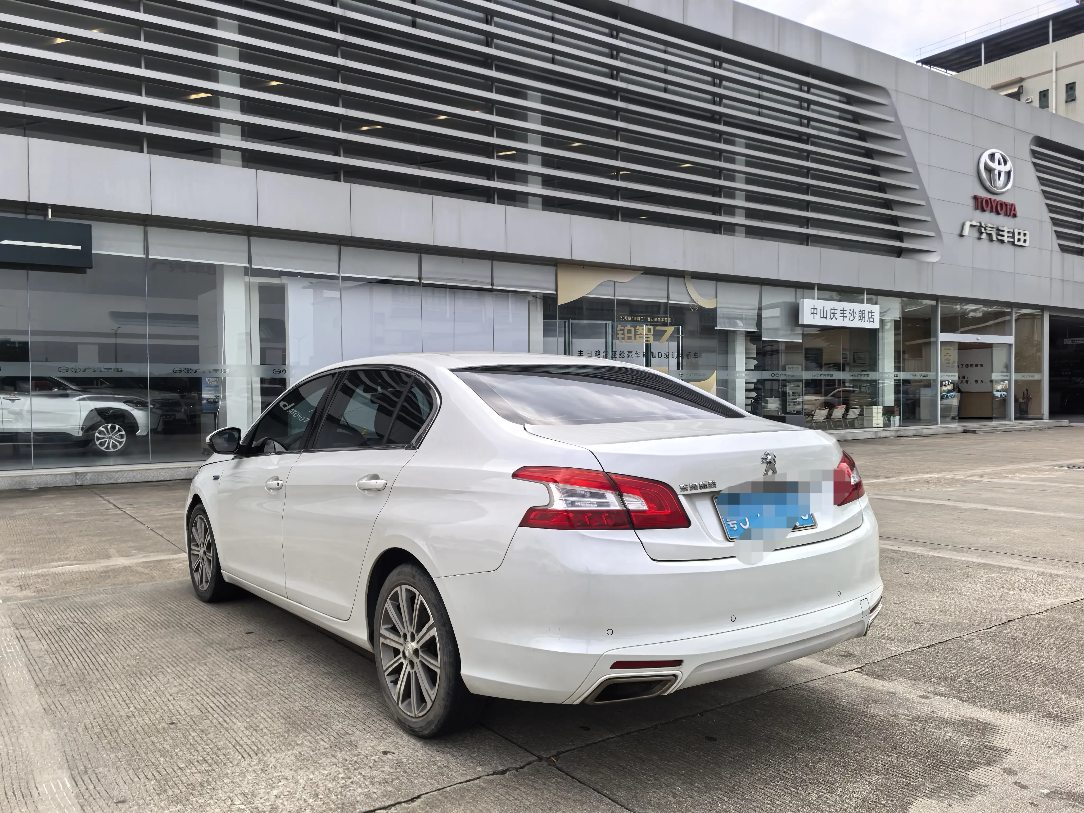 Peugeot 408