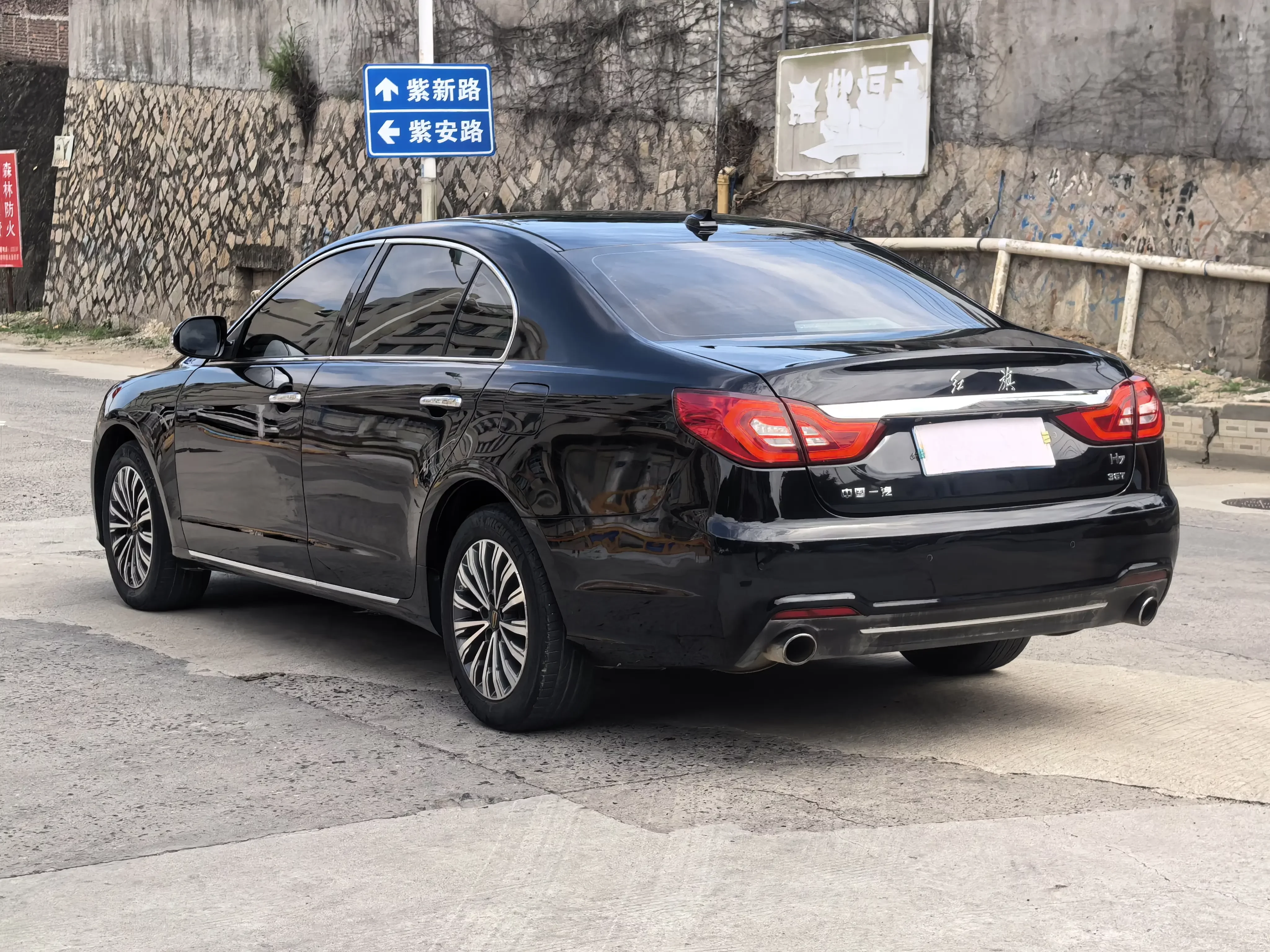 Hongqi H7