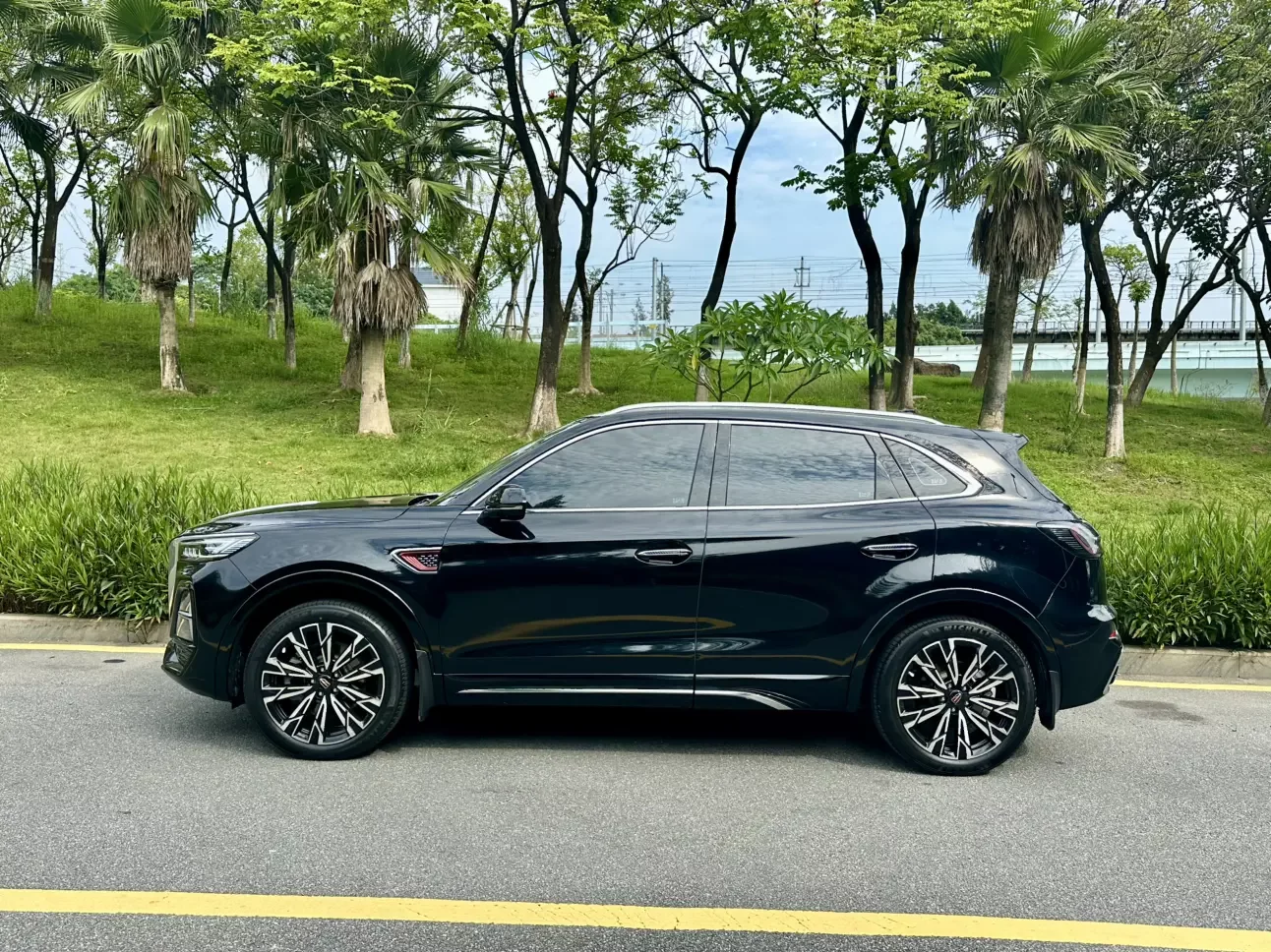 Hongqi HS5