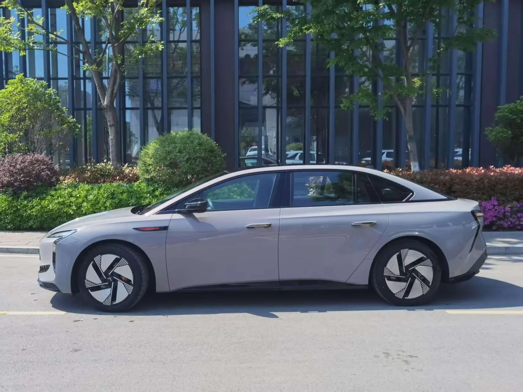 Hongqi EH7