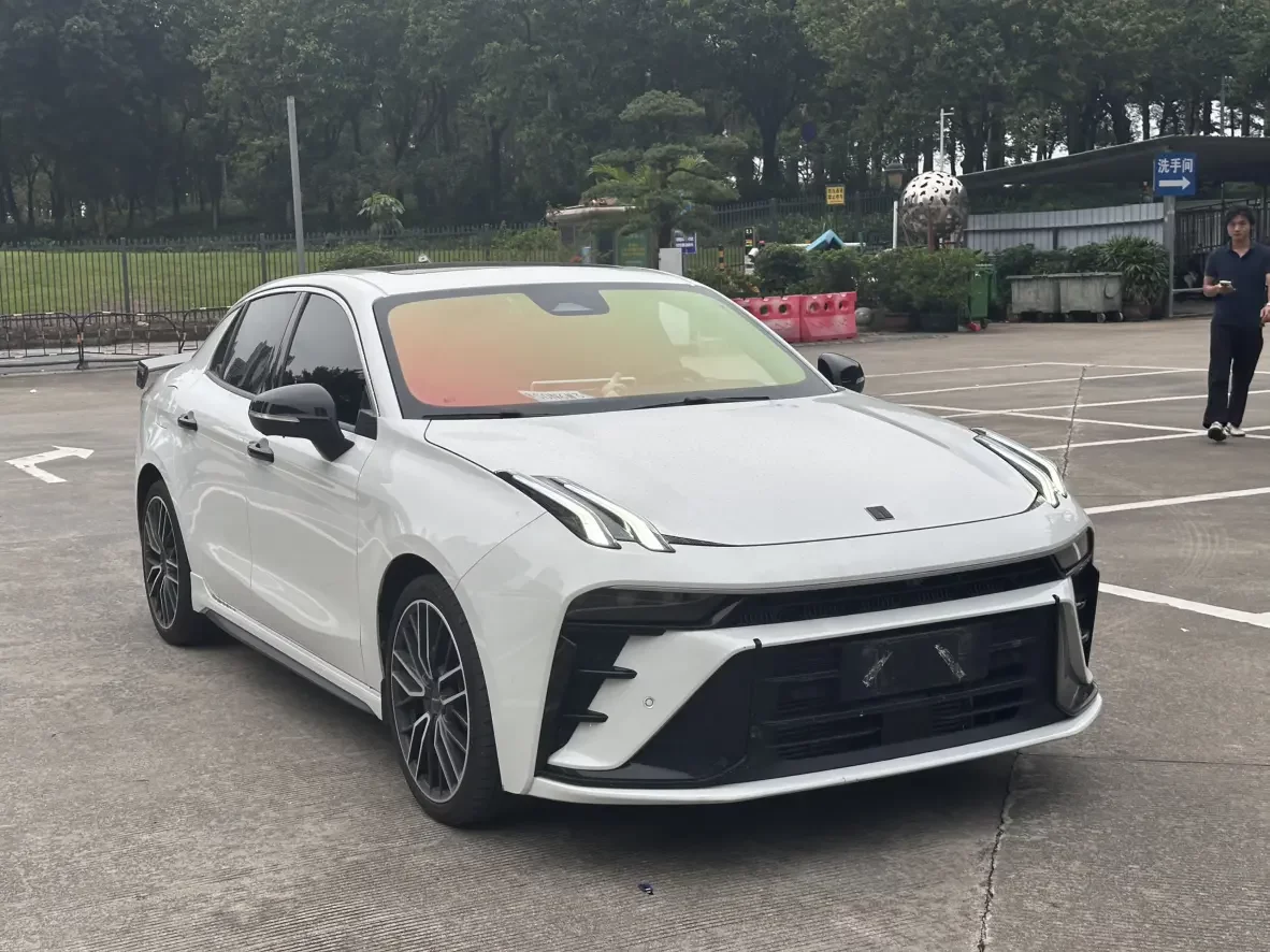 Lynk & Co 03
