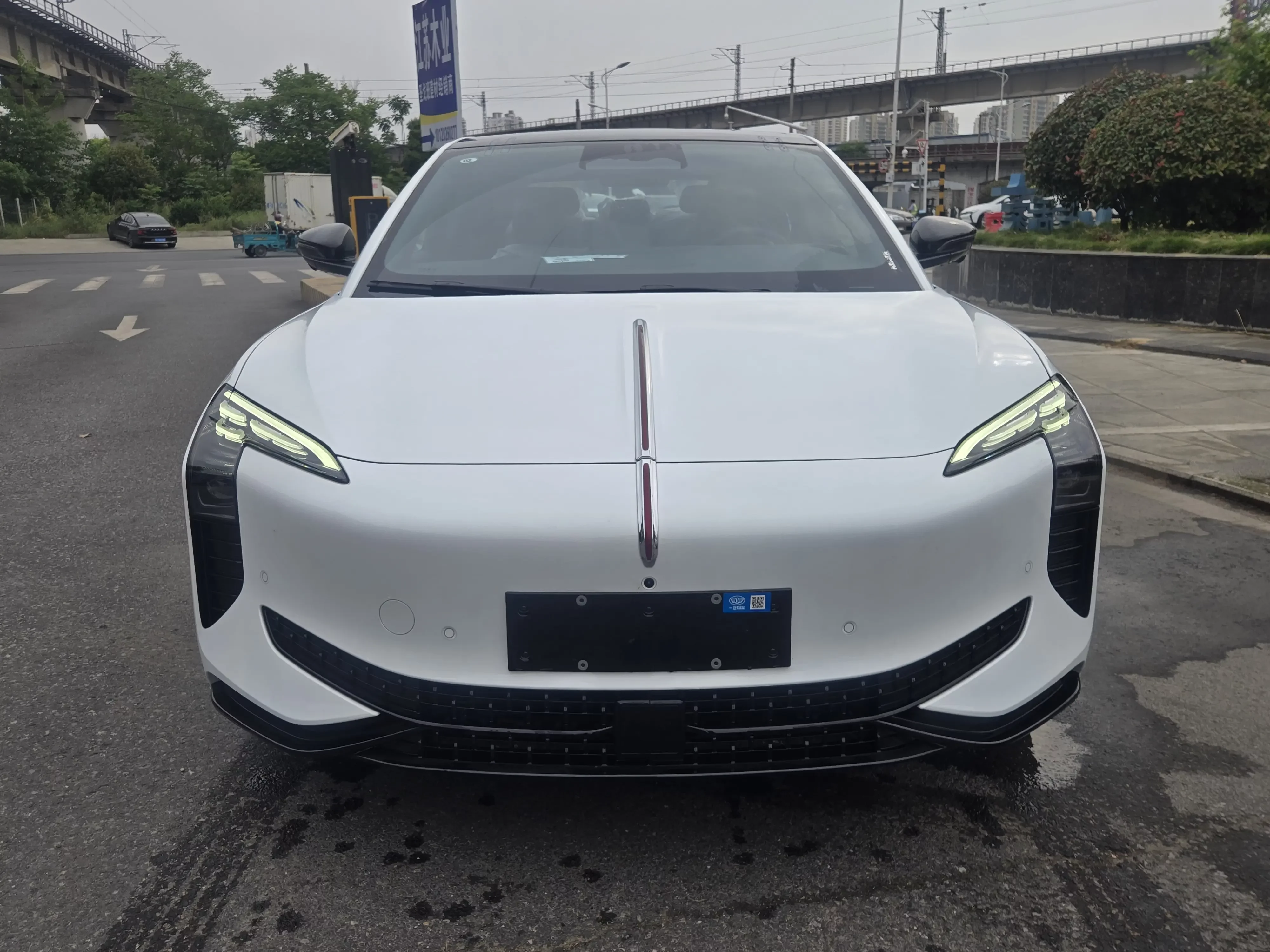 Hongqi EH7