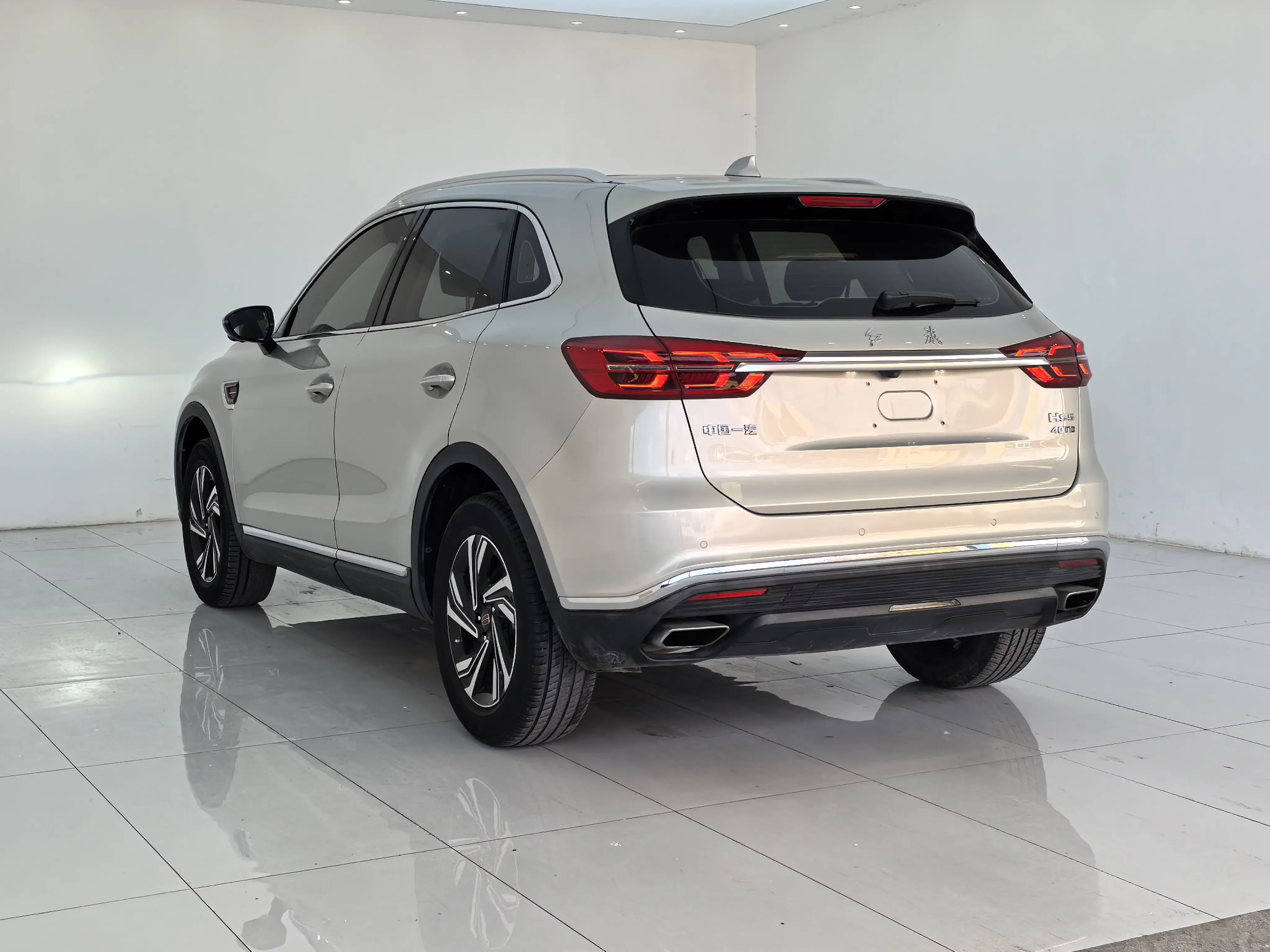 Hongqi HS5