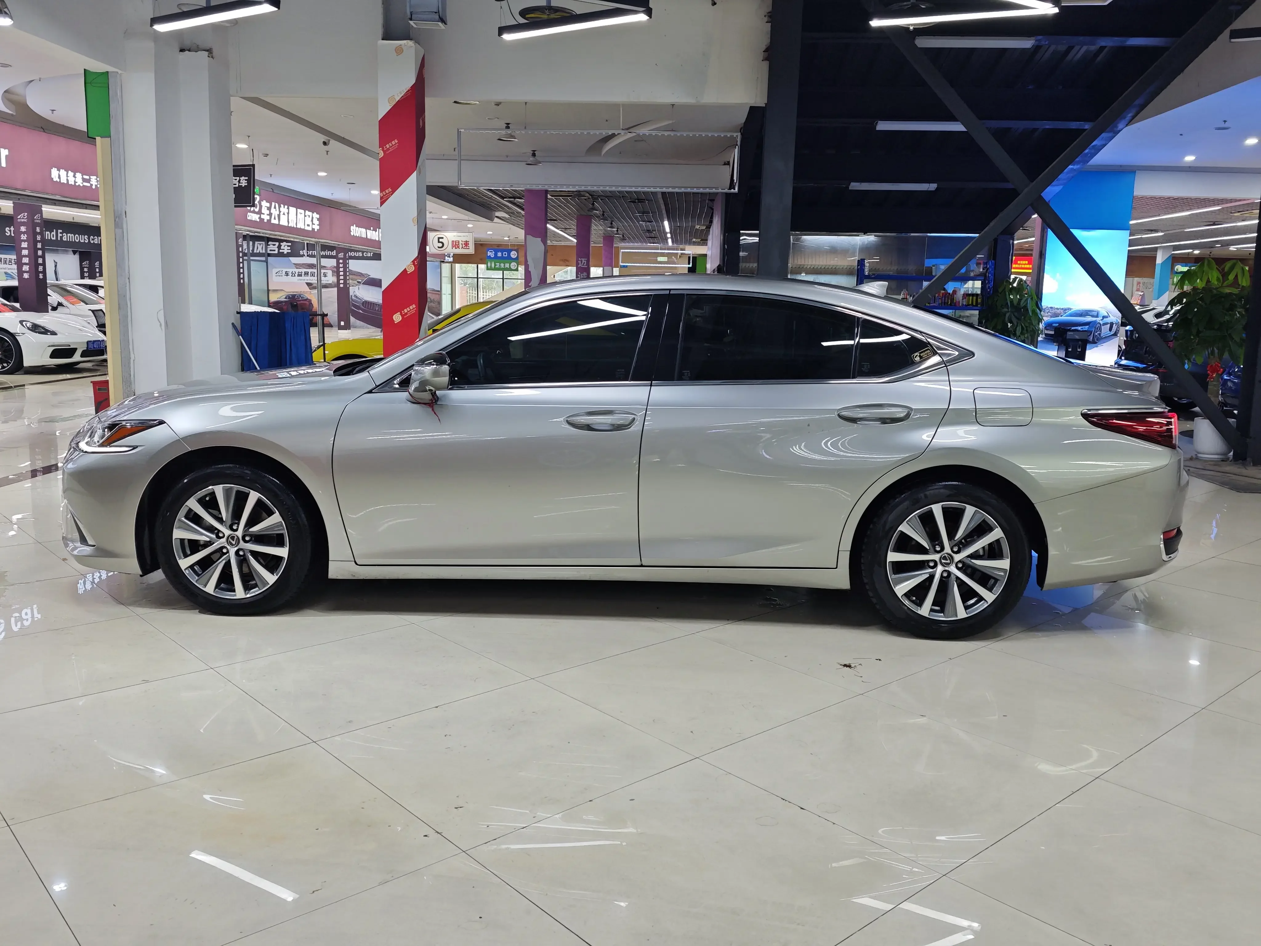 Lexus ES