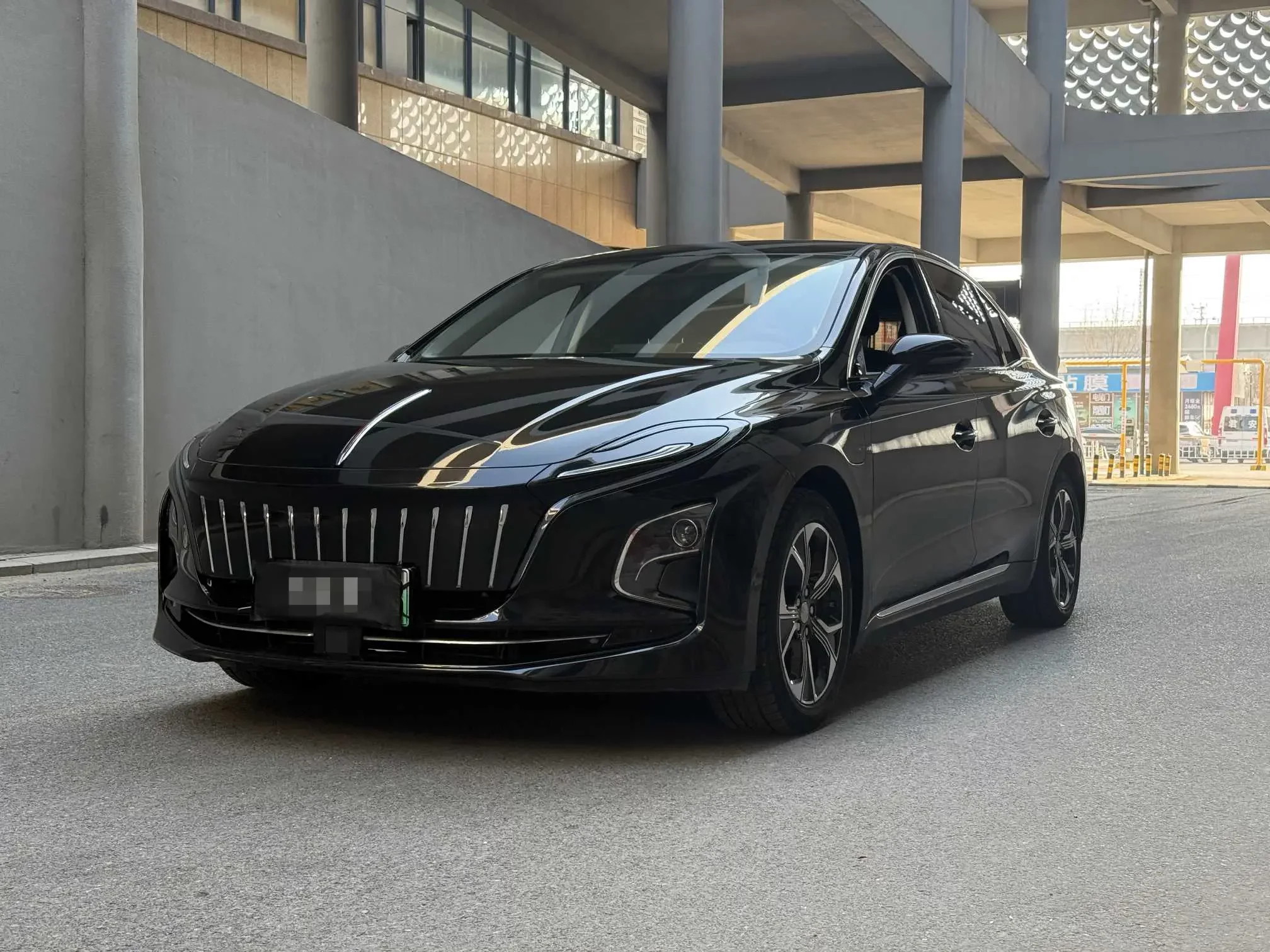 Hongqi E-QM5