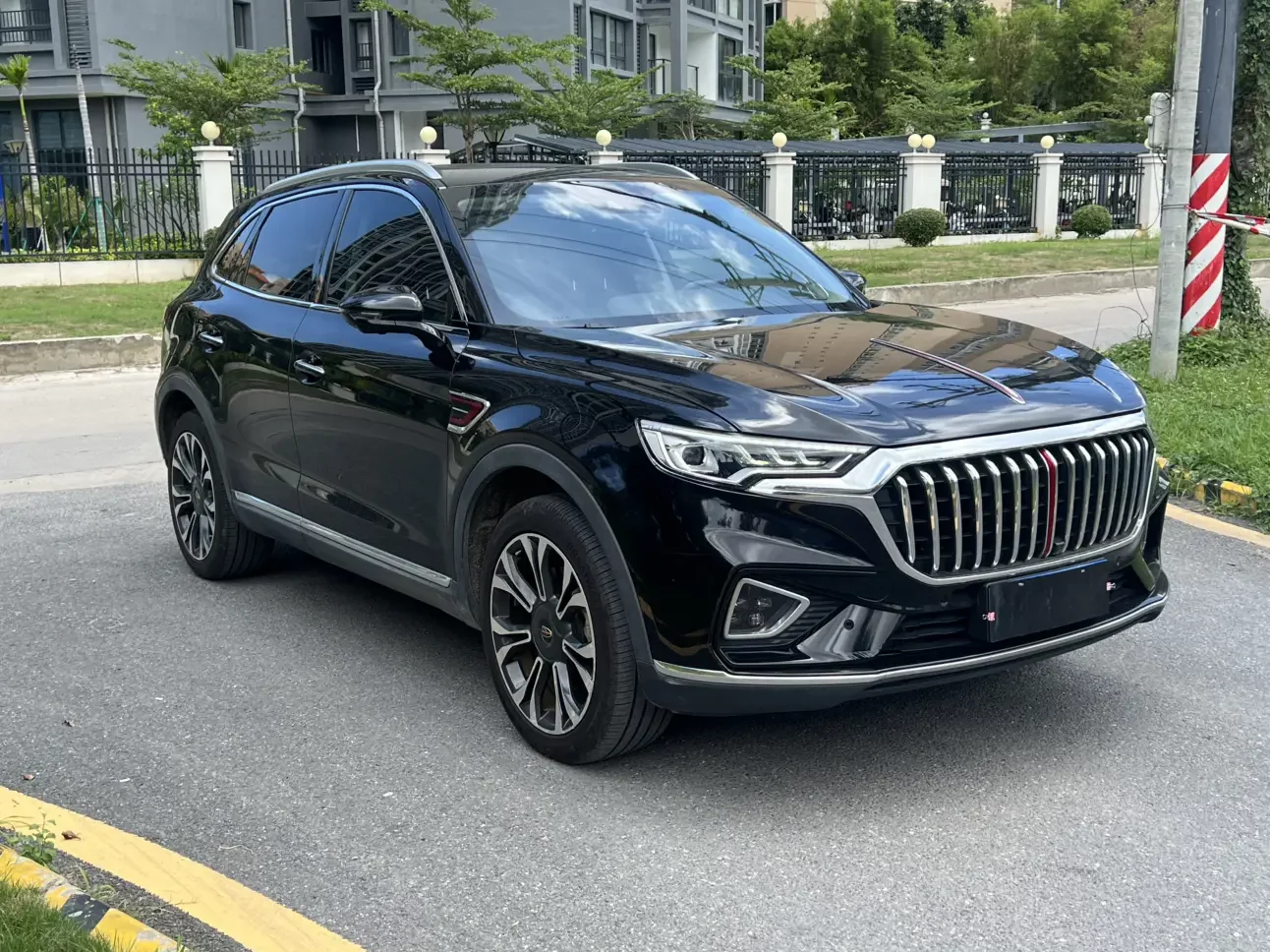 Hongqi HS5