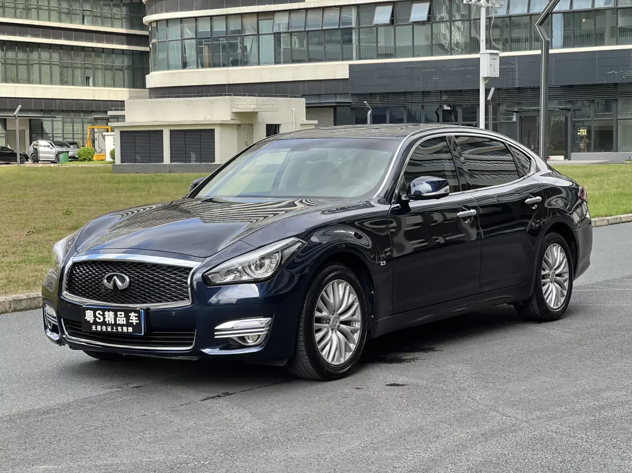 Infiniti Q70