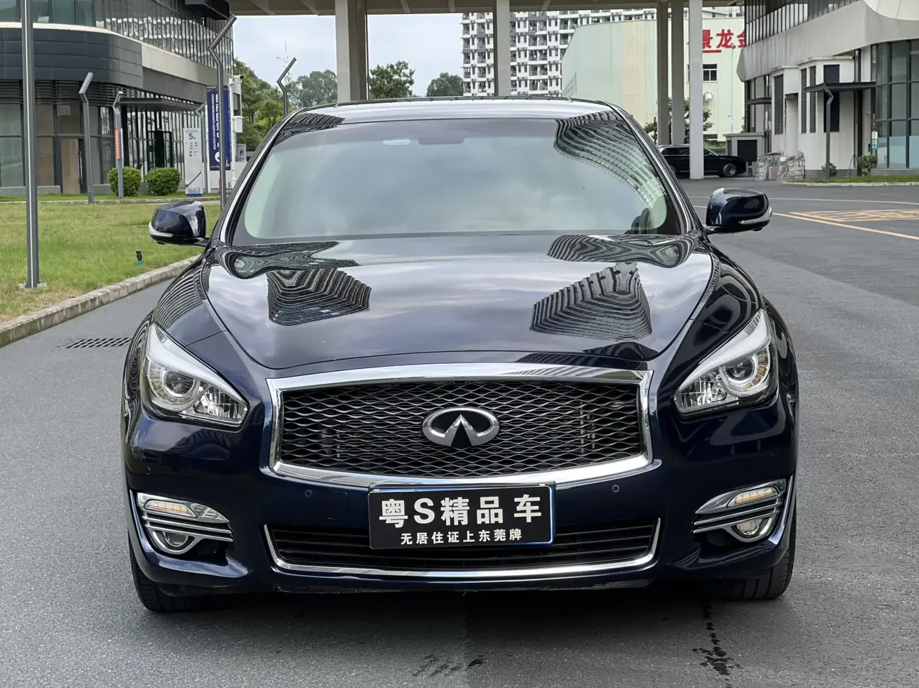 Infiniti Q70