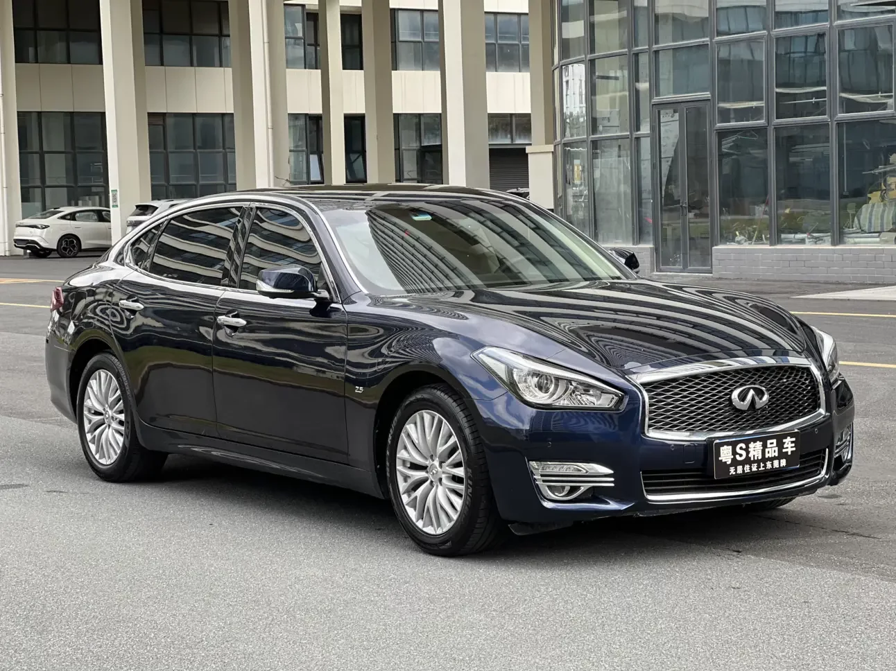 Infiniti Q70