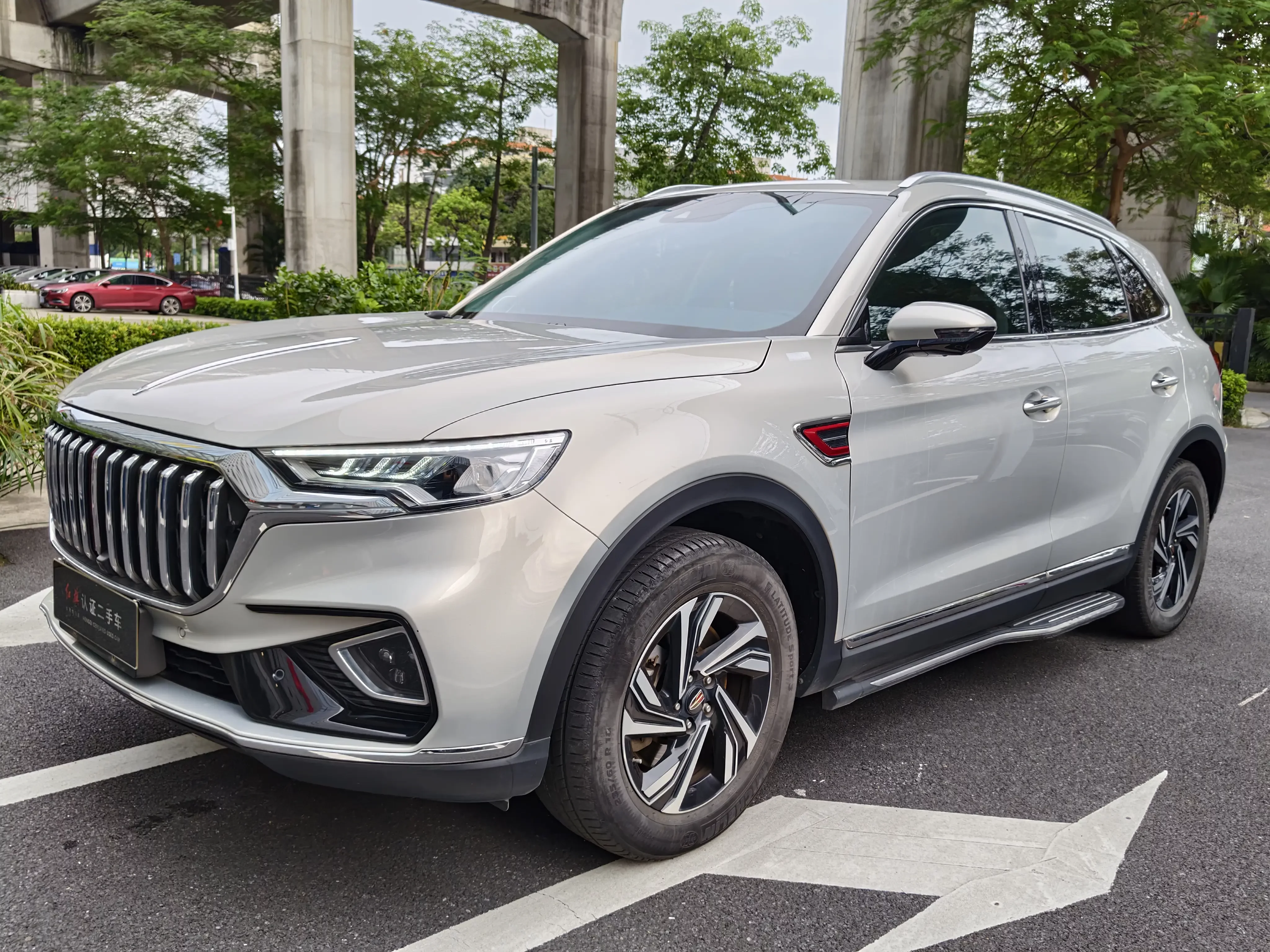 Hongqi HS5