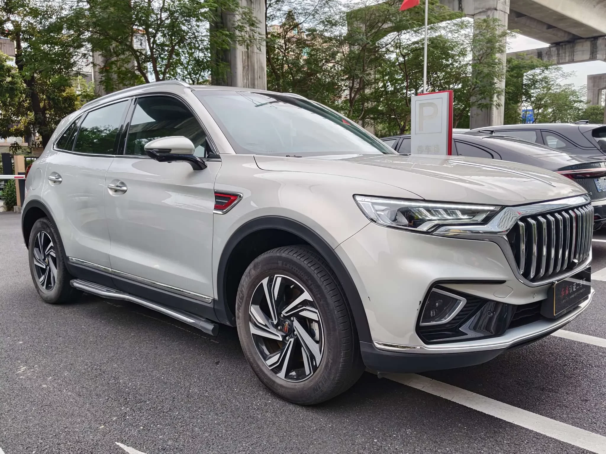 Hongqi HS5