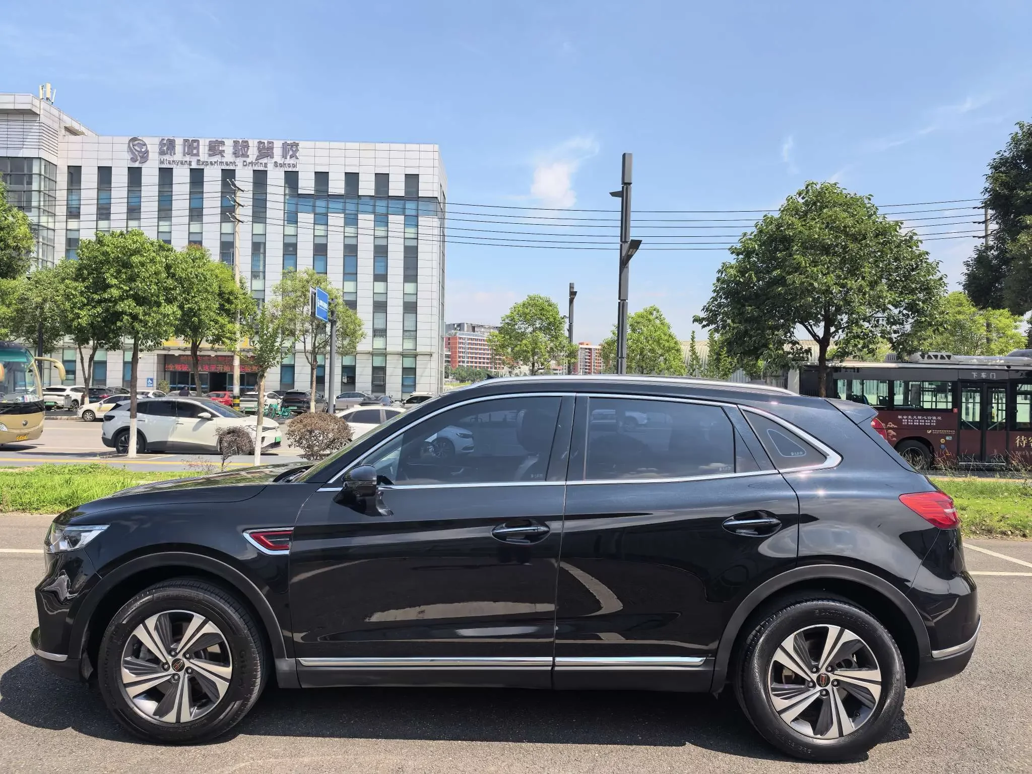 Hongqi HS5